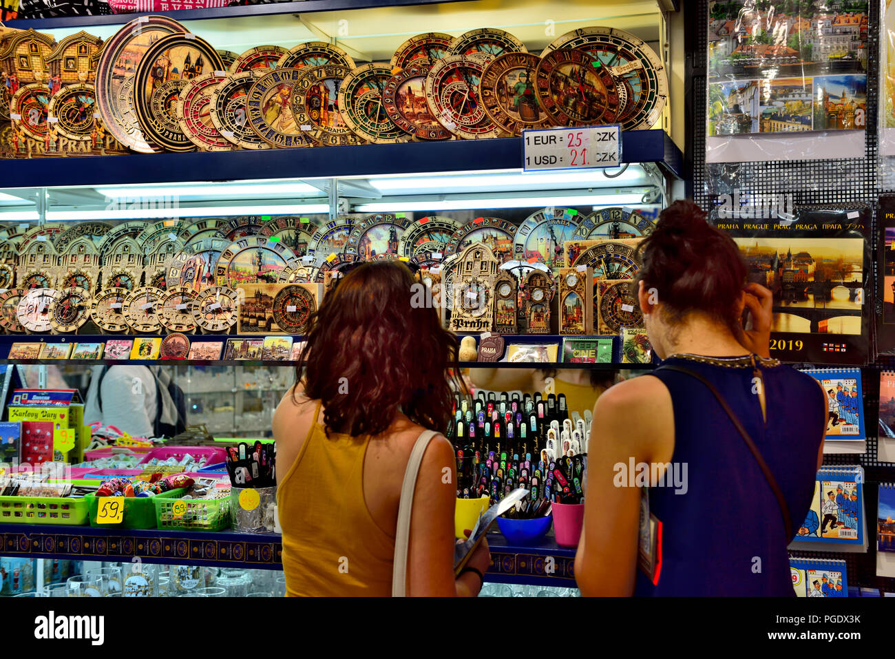 Due donne che cercano vacanze attraverso il negozio di souvenir nel mercato, Praga, Repubblica Ceca Foto Stock