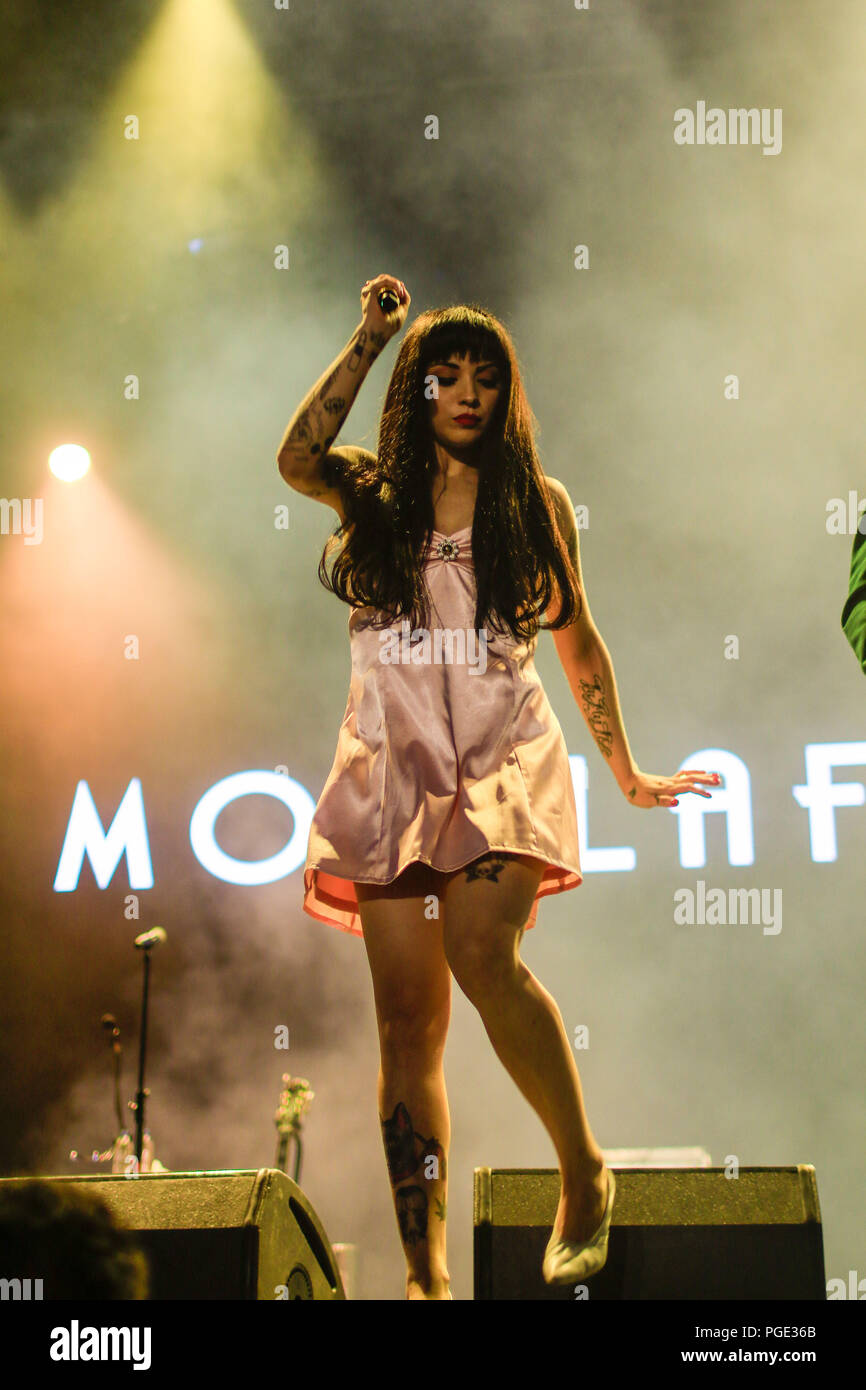 28 ott 2017. Mon Laferte, cantante cilena durante il suo concerto presso la Tecate Sonoro festival. tappa, musicista, chitarrista, cantante.(foto: Luis Gutierrez) Foto Stock