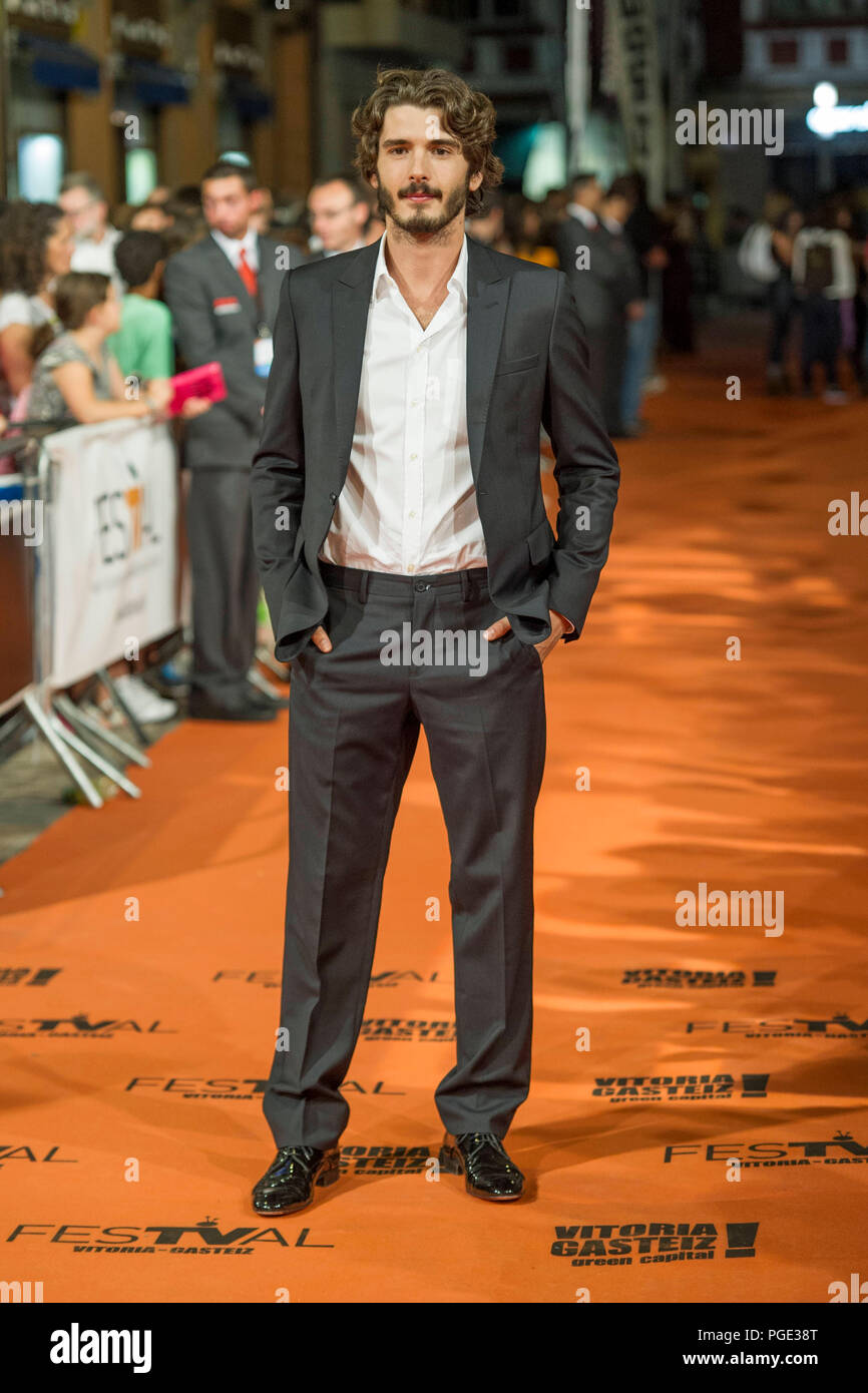 Attore spagnolo Yon Gonzalez comporta per i fotografi sul tappeto arancione per presentare la serie TV Bajo Sospecha nel corso di 6 serate dei "' Televisi Foto Stock