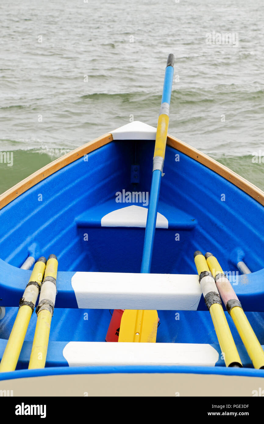 La prua di una imbarcazione di salvataggio sporgente oltre l'acqua, Cape May Point, NJ, Stati Uniti d'America Foto Stock