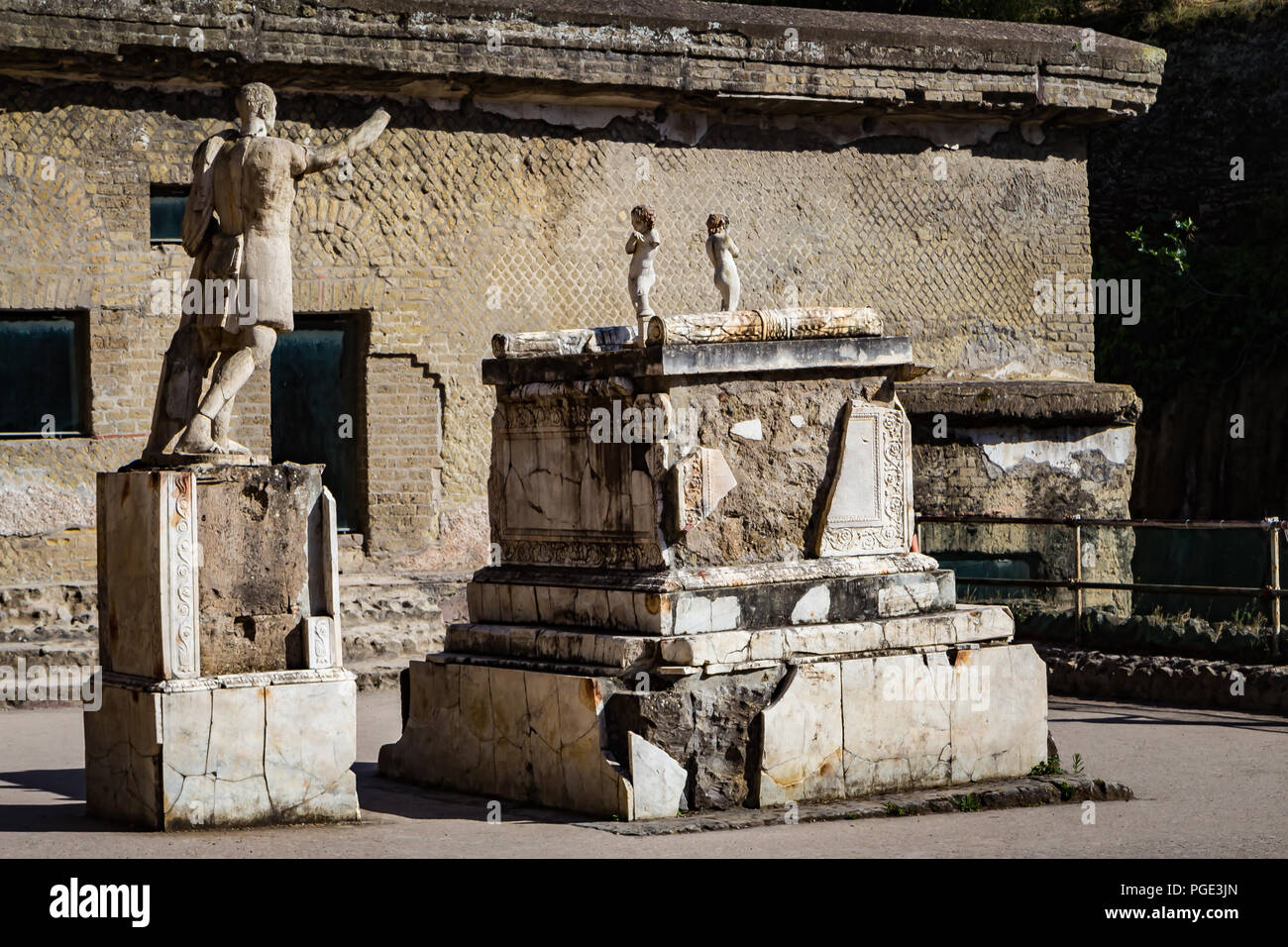 Ercolano scavi Ercolano, vicino napoli, Italia - 3 giugno 2018 -L'altare in marmo e la statua del proconsole di Marcus Nonia Balba. Foto Stock