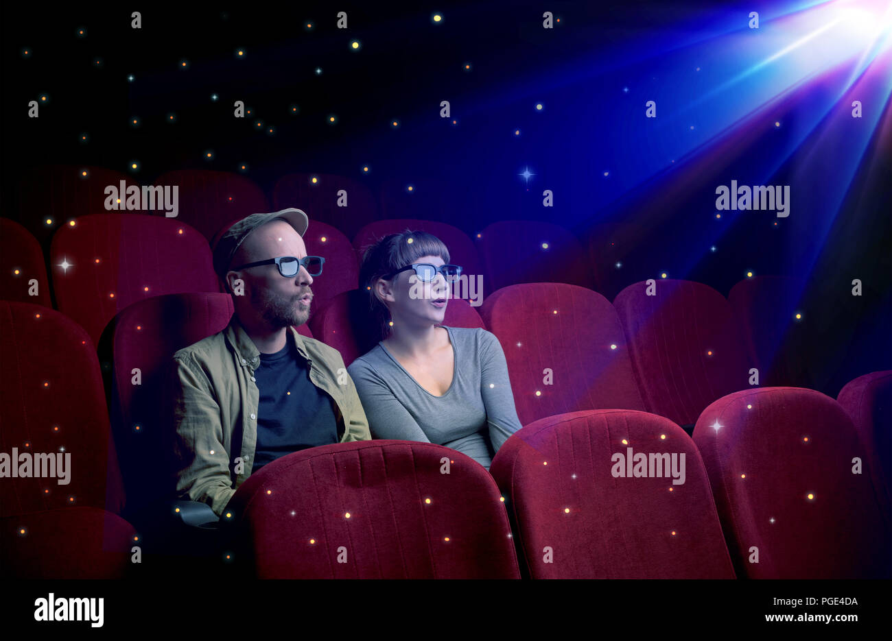 Coppia adorabile la visione di film in 3D con poco frizzante stelle intorno Foto Stock