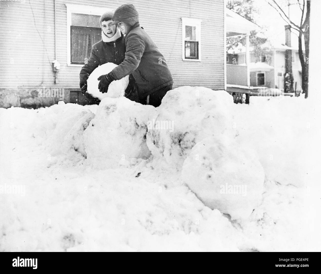 Due ragazzi edificio pupazzo di neve in cantiere Novembre 1966 Foto Stock