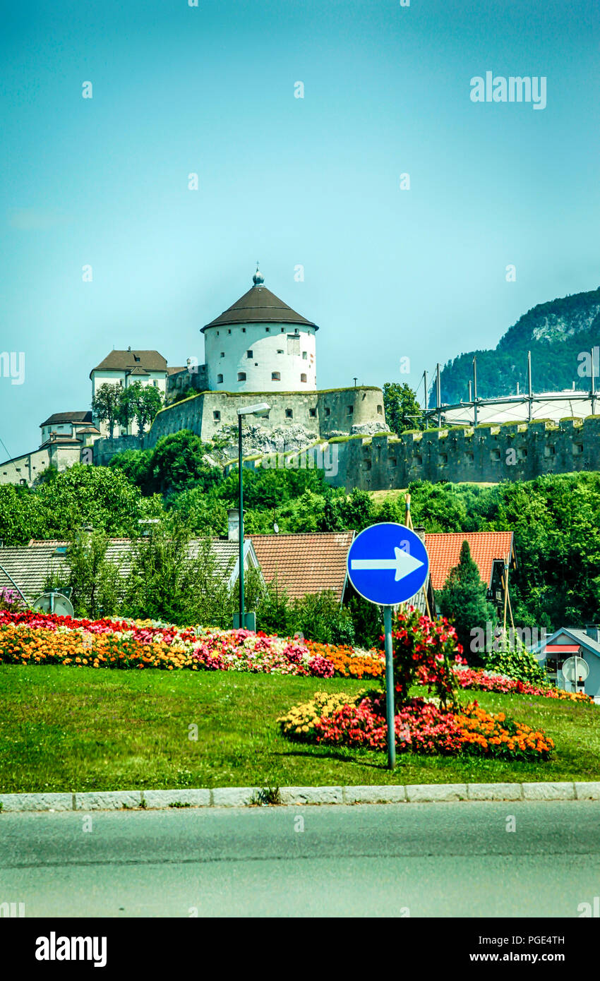 La guida attraverso una piccola città in Austria con un castello (Schloss) sulla collina in direzione Italia Foto Stock