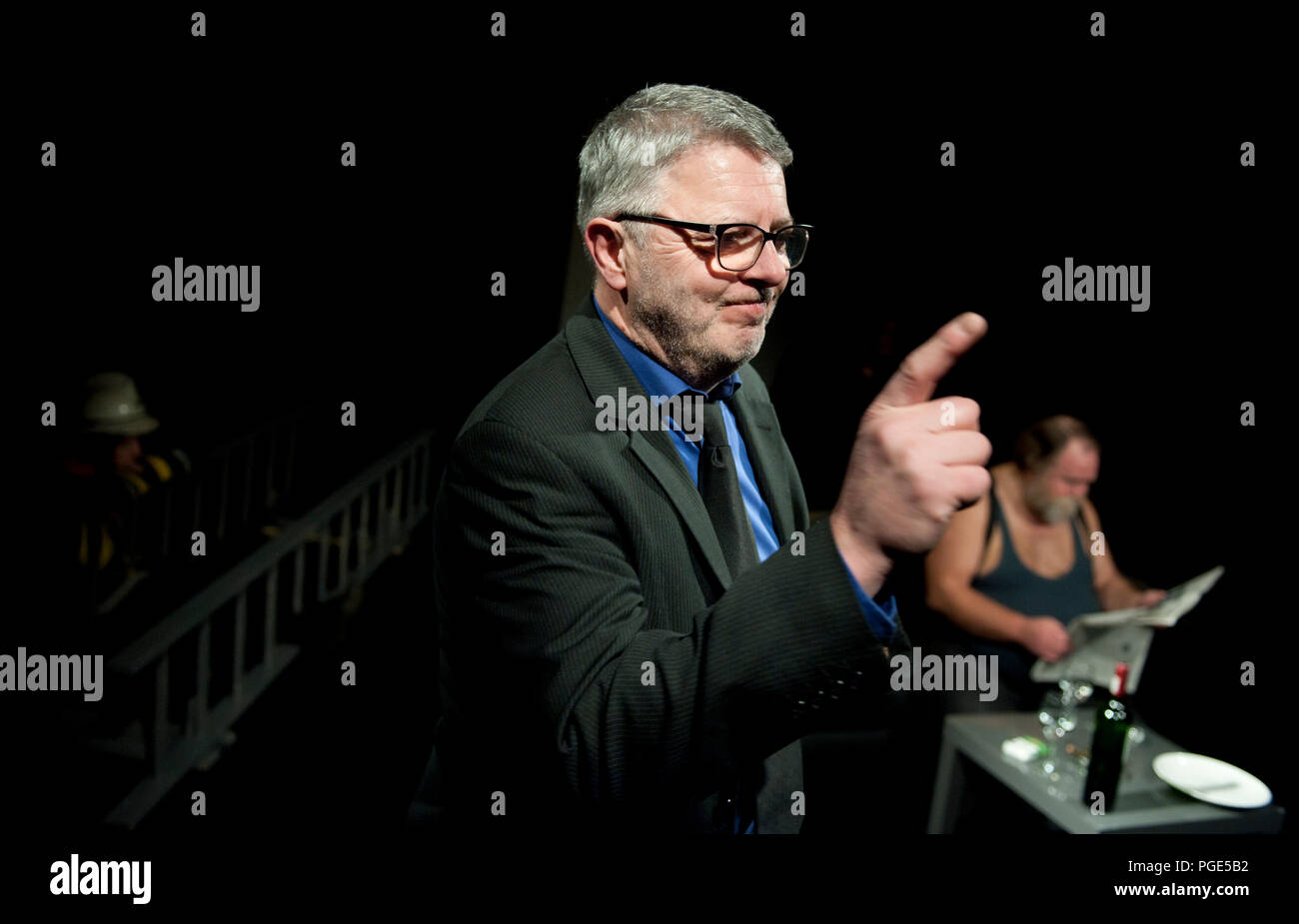 Compagnia di Teatro de Reynaertghesellen giocando Bal Van De Pompiers da Max Frisch, diretto da Chloé Heerman (Belgio, 25/02/2016) Foto Stock