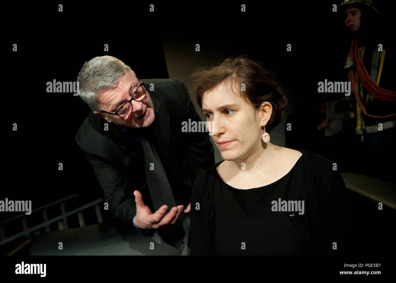 Compagnia di Teatro de Reynaertghesellen giocando Bal Van De Pompiers da Max Frisch, diretto da Chloé Heerman (Belgio, 25/02/2016) Foto Stock