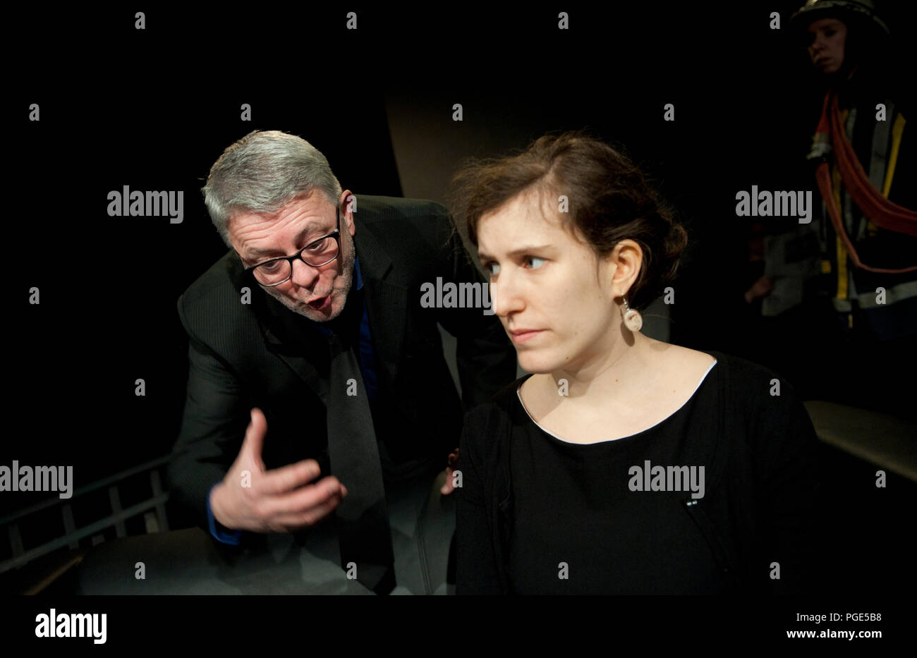 Compagnia di Teatro de Reynaertghesellen giocando Bal Van De Pompiers da Max Frisch, diretto da Chloé Heerman (Belgio, 25/02/2016) Foto Stock