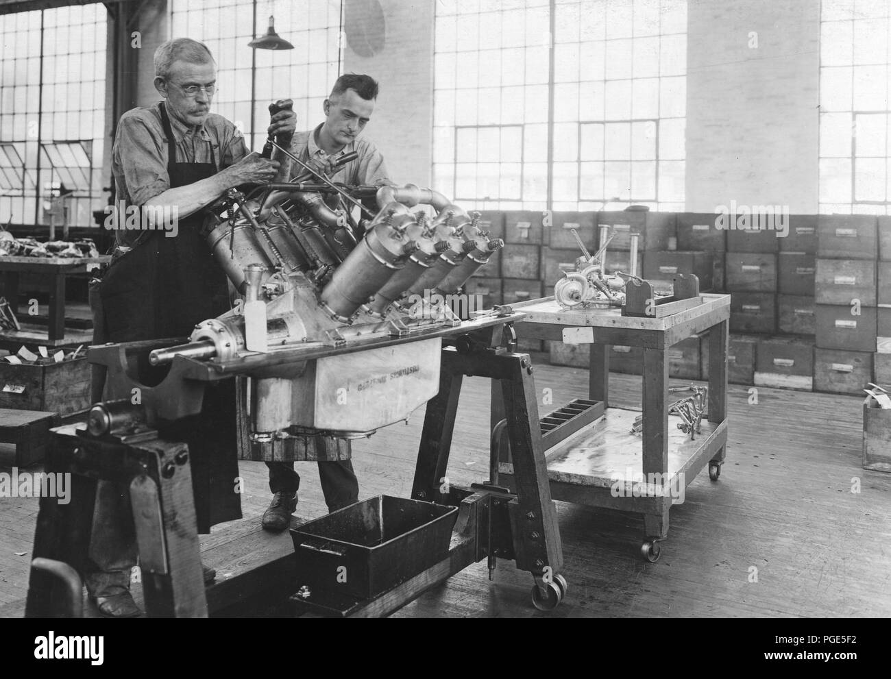 Gli aeroplani - Motori - Fabbricazione di motori di aerei. Terminare alesare il foro sulla #3440 carburatore tubazione Y 1918 Foto Stock