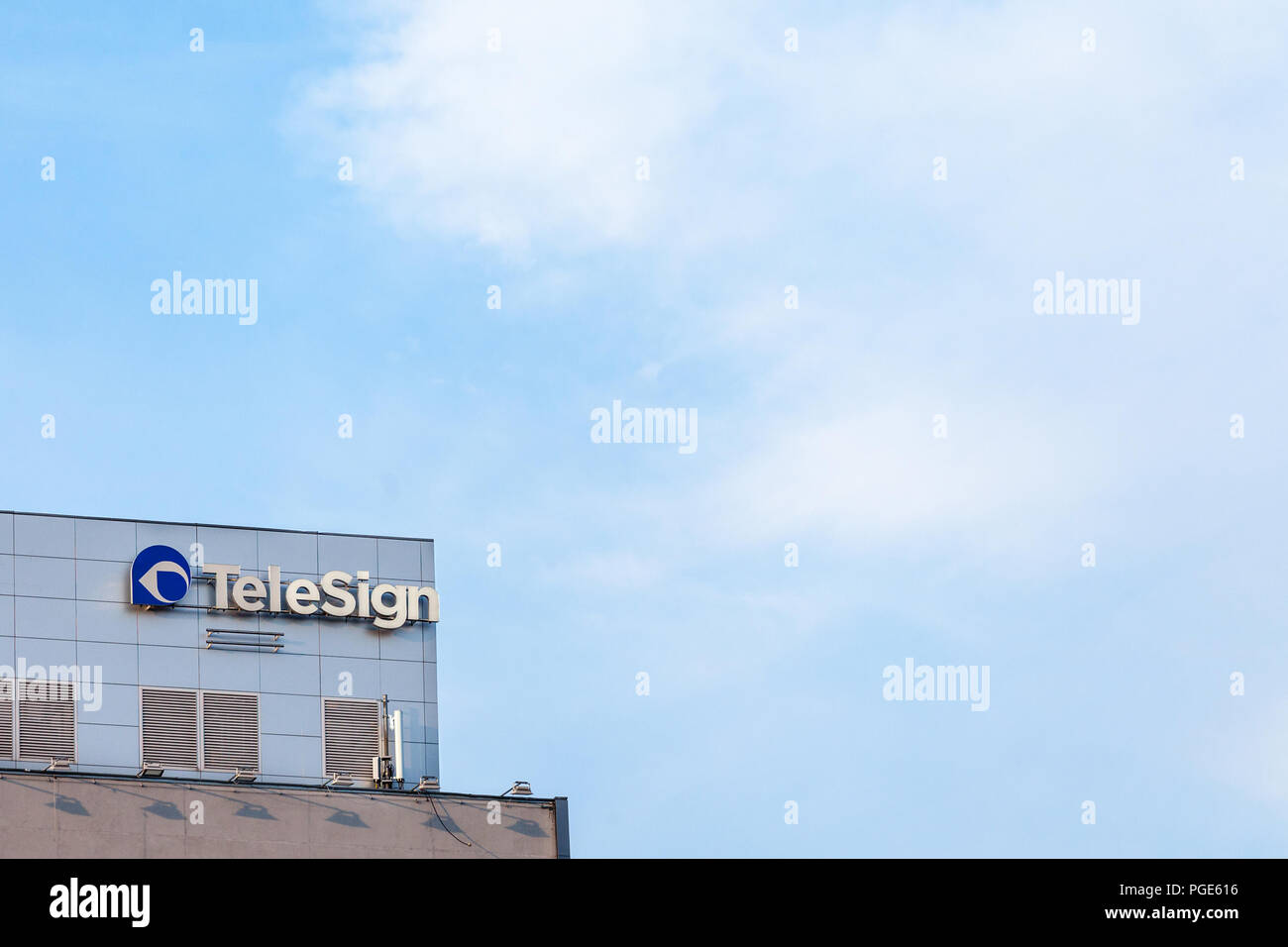 Belgrado, Serbia - Agosto 21, 2018: il Logo Telesign sulla loro sede principale per la Serbia. TeleSign è una piattaforma di comunicazione come una società di servizio (PaaS un Foto Stock