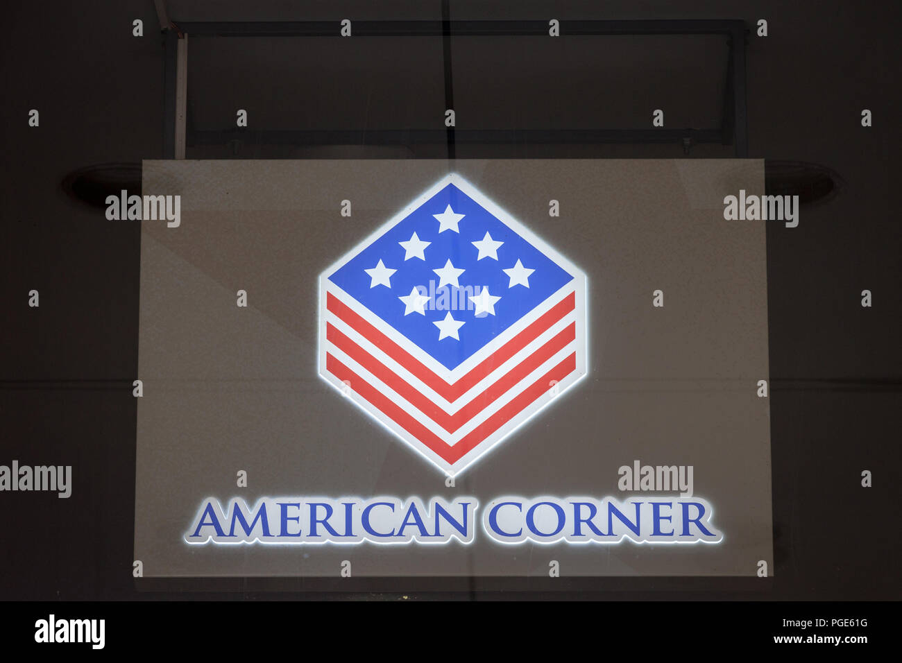 Belgrado, Serbia - Agosto 25, 2018: il Logo di Belgrado American Corner sulla loro libreria. American angoli sono in stile americano a librerie che si trovano con Foto Stock