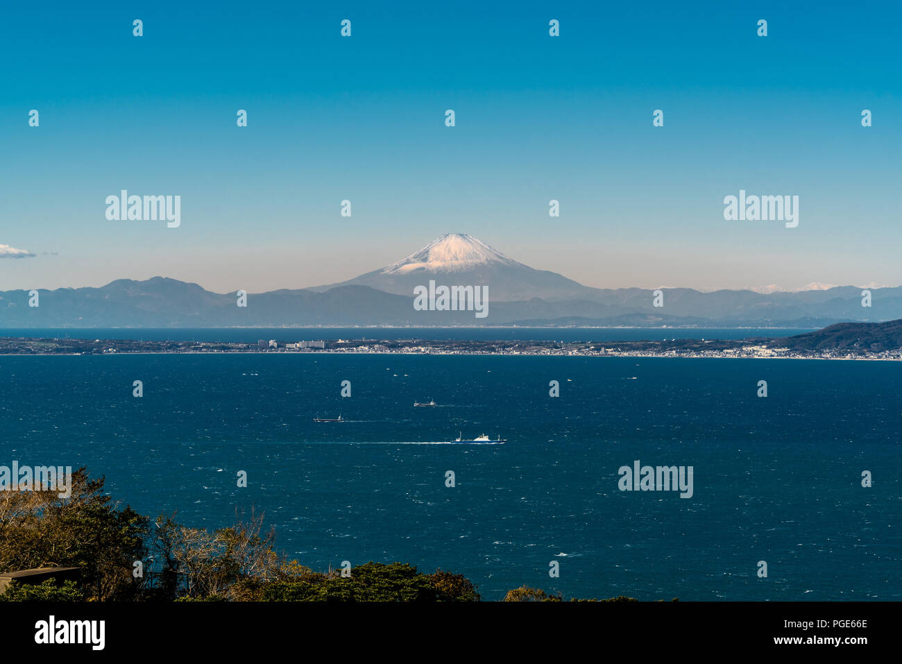 Bella vista panoramica del Monte Fuji, Miura Penisola, Sagami Bay e della Baia di Tokyo da Jigoku Nozoki (scogliere dell'Inferno) piattaforma di osservazione a Mount Nokogi Foto Stock