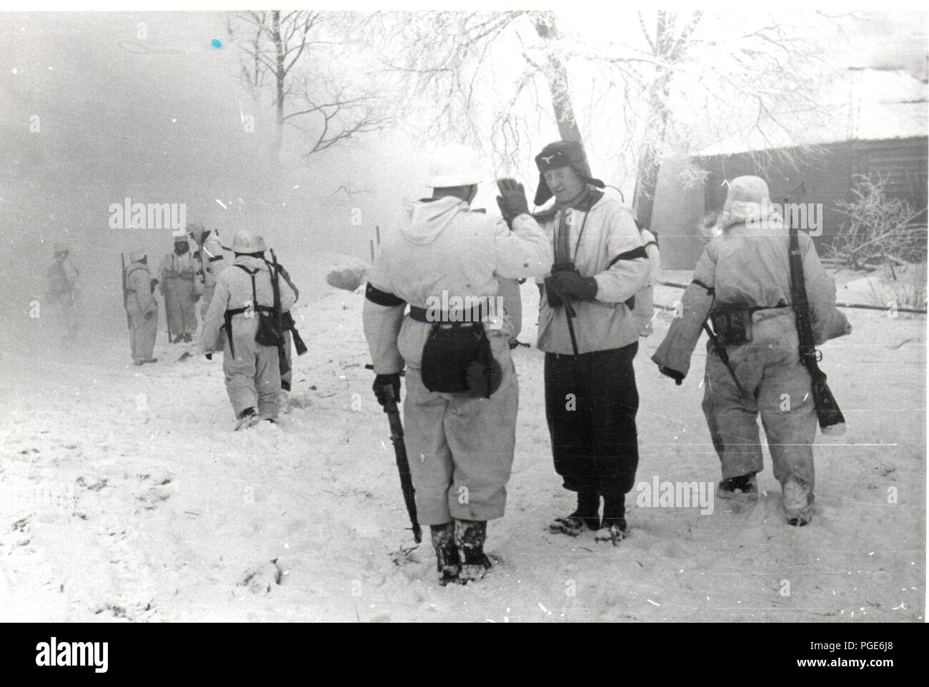 Funzionario tedesco in inverno il camuffamento emette un ordine a un Senior NCO sul fronte russo 1943 Foto Stock