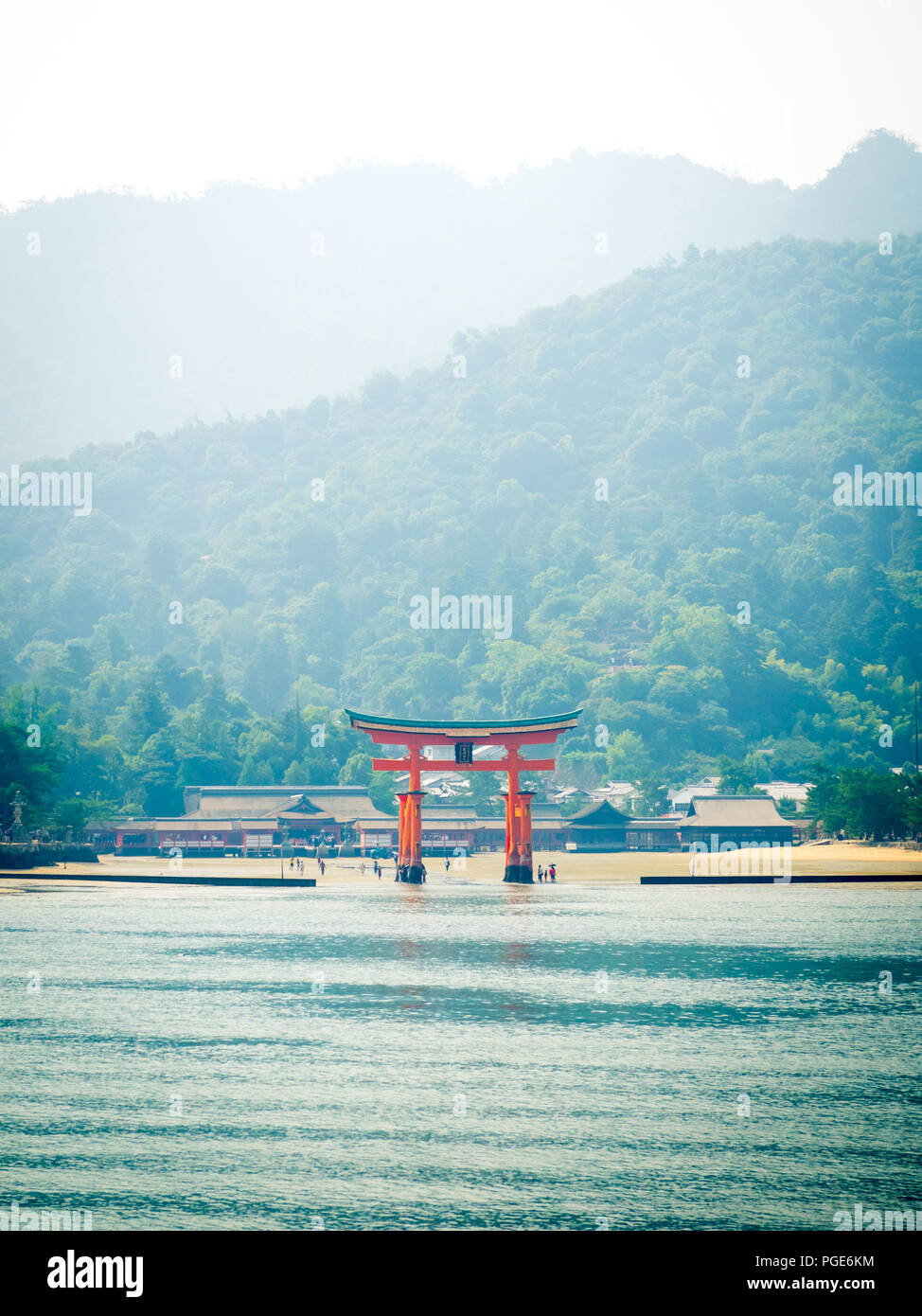 Il famoso floating torii gate del santuario di Itsukushima (Sacrario di Itsukushima-jinja) sull'isola di Miyajima (Itsukushima) nella Prefettura di Hiroshima, Giappone. Foto Stock
