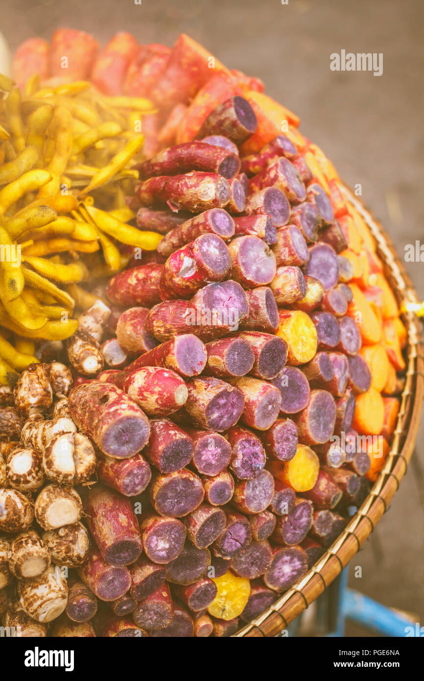 Cotto a vapore la patata dolce o patate cotte, giallo e viola. Foto Stock