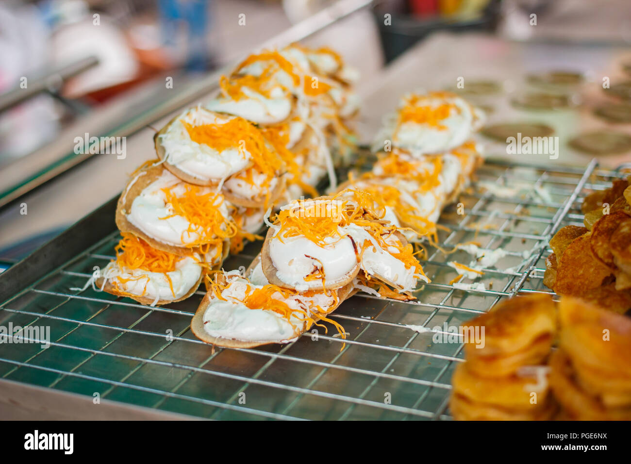 Fresh tailandese frittelle croccanti, thai street foods. Foto Stock