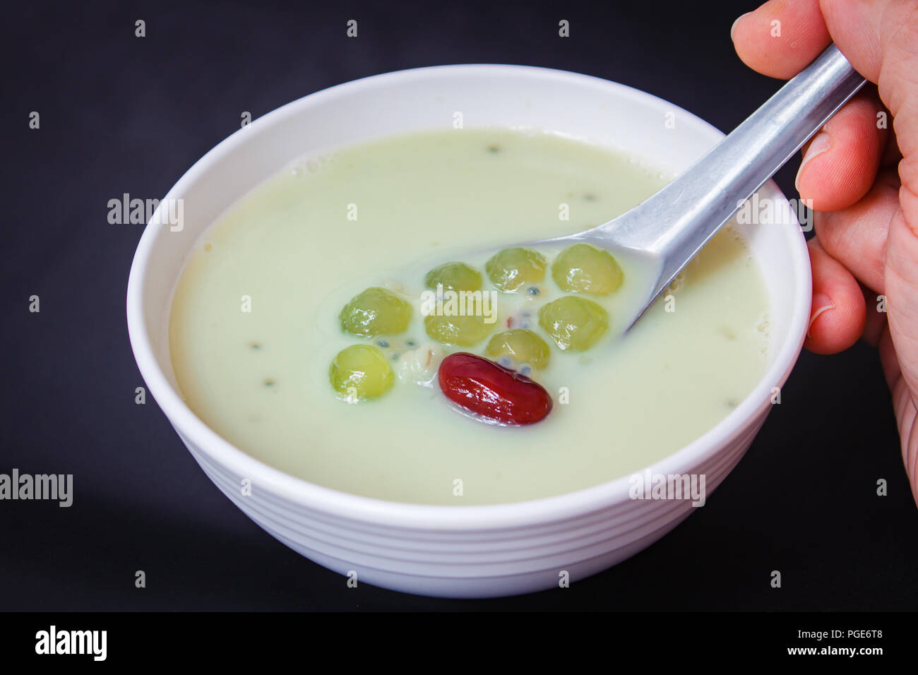 Latte di soia con fagioli rossi, il sago e semi di grano. Foto Stock