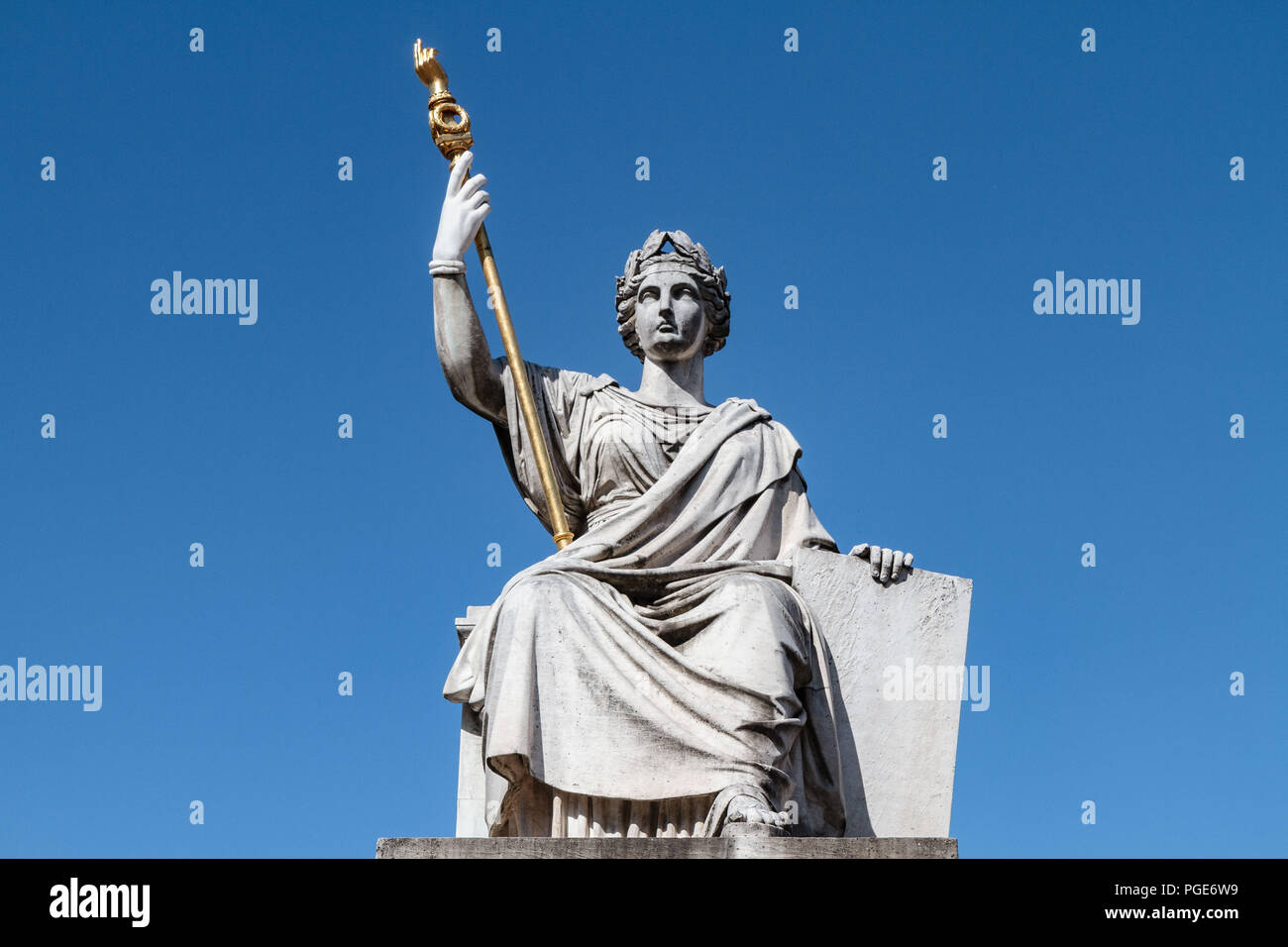 La Place du Palais Bourbon en figlio centro s'élève la Loi, une statua en marbre de Jean-Jacques Feuchère, représentation allégorique de la Loi. Fonte - Foto Stock