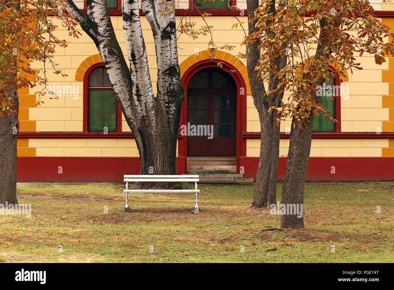 Vecchio edificio esterno e gli alberi in autunno Foto Stock