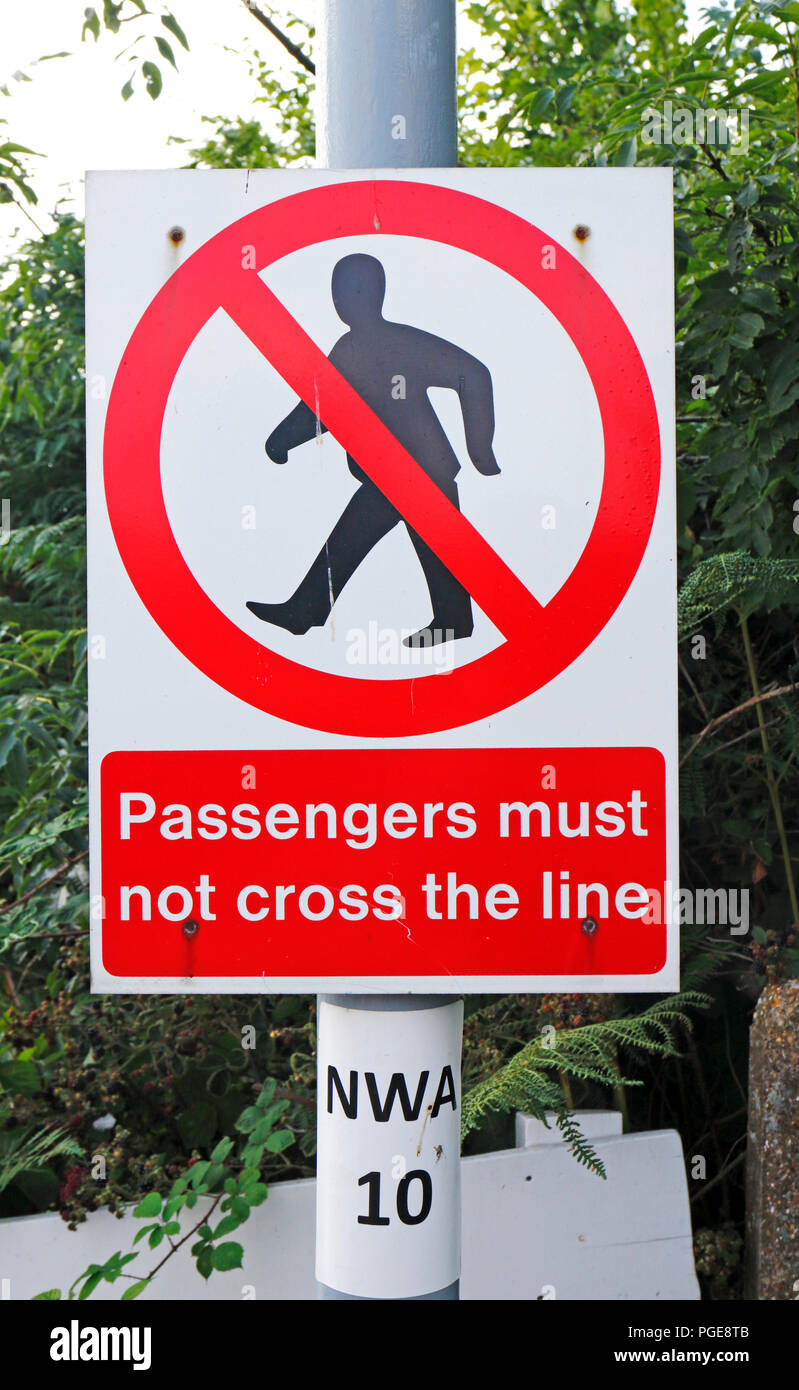 I passeggeri non devono attraversare la linea segno sulla stazione ferroviaria a North Walsham, Norfolk, Inghilterra, Regno Unito, Europa. Foto Stock
