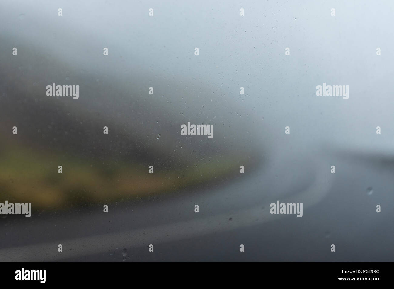 Un blured vista di una nebbiosa strada attraverso una finestra Foto Stock