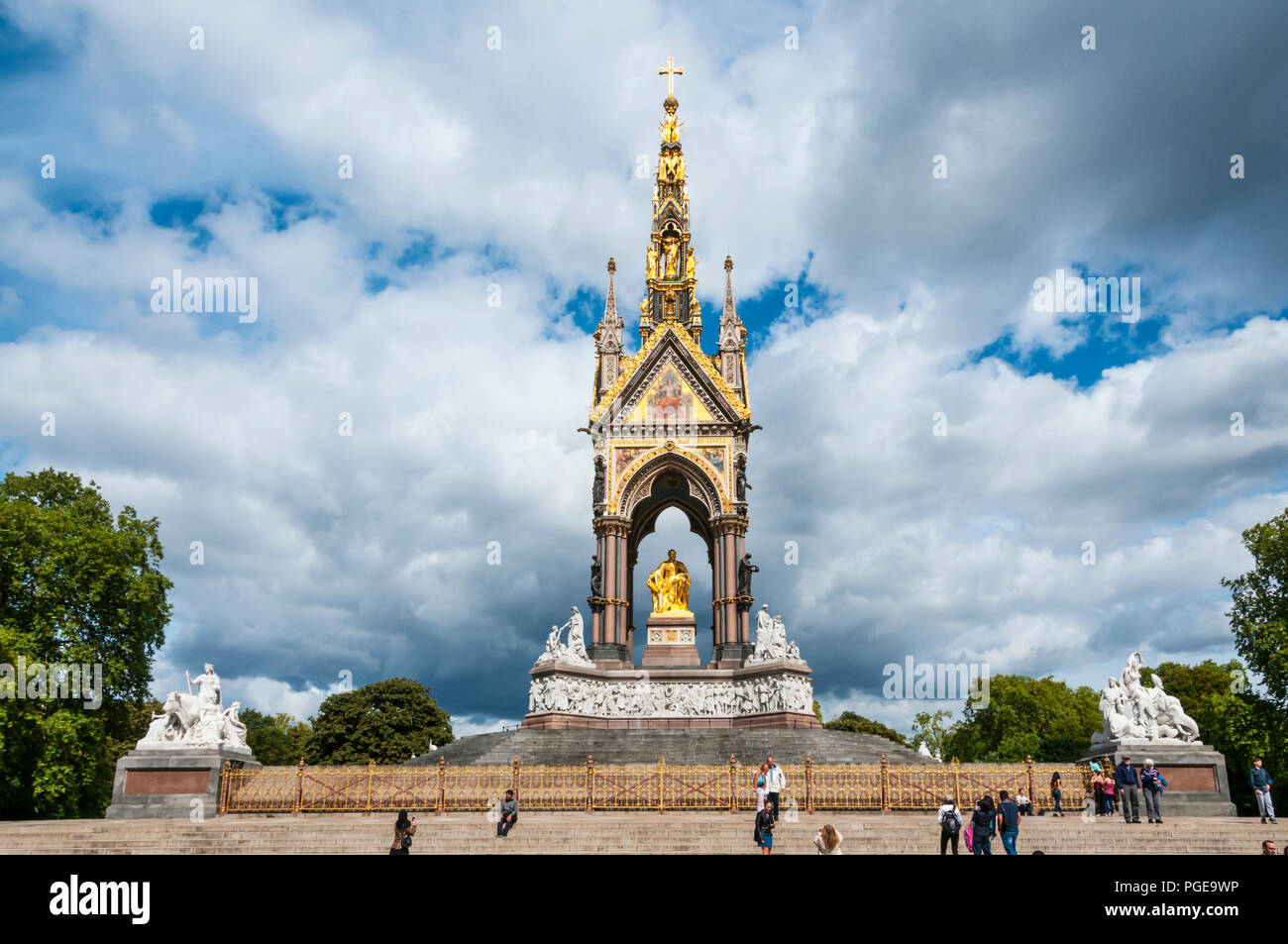 L'Albert Memorial in Kensington Gardens è stato progettato da G G Scott & completata nel 1872. Essa commemora il Principe Alberto morto nel 1861. Foto Stock
