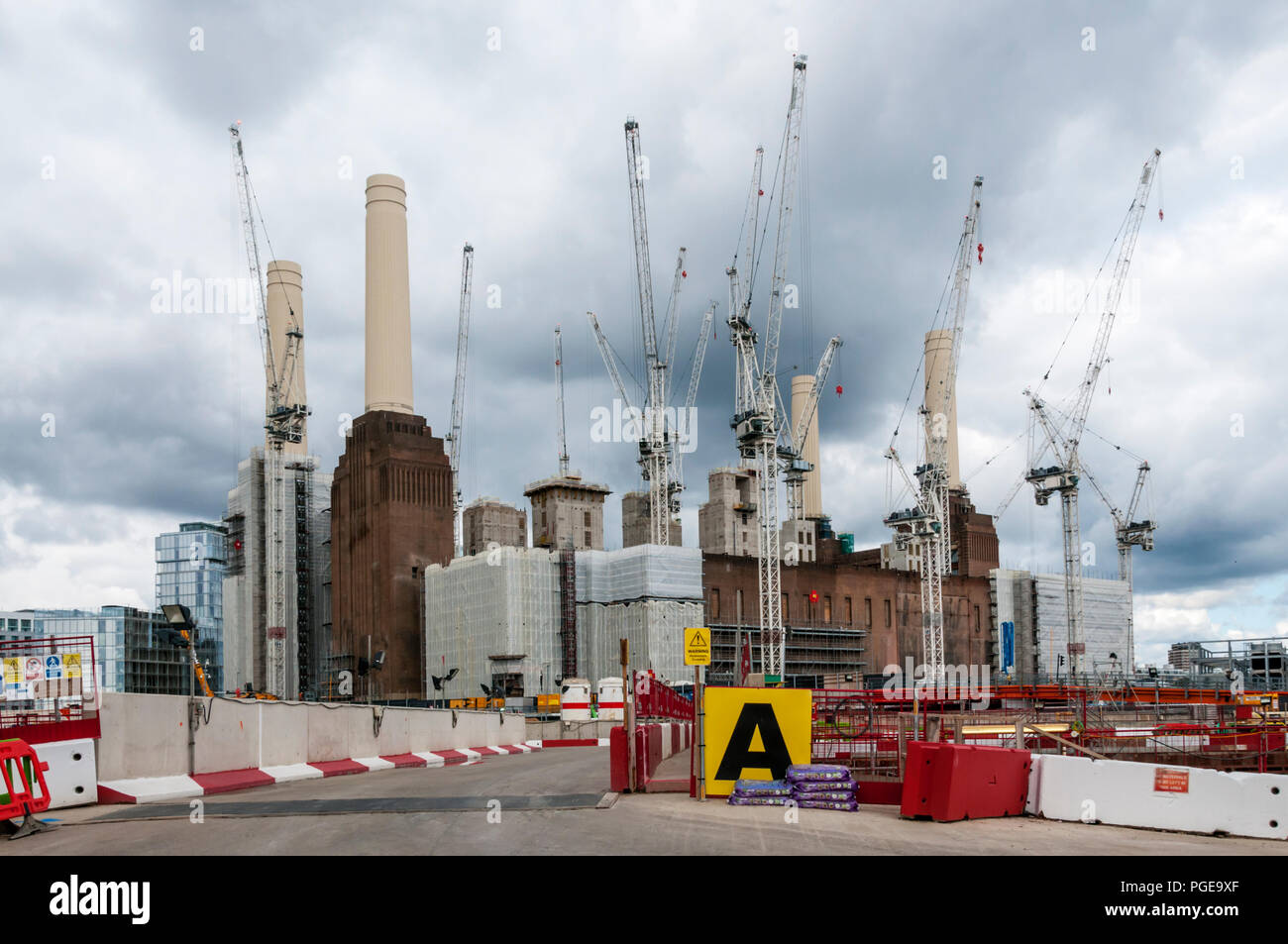 Gru a torre raggruppate intorno a Battersea Power Station. Foto Stock