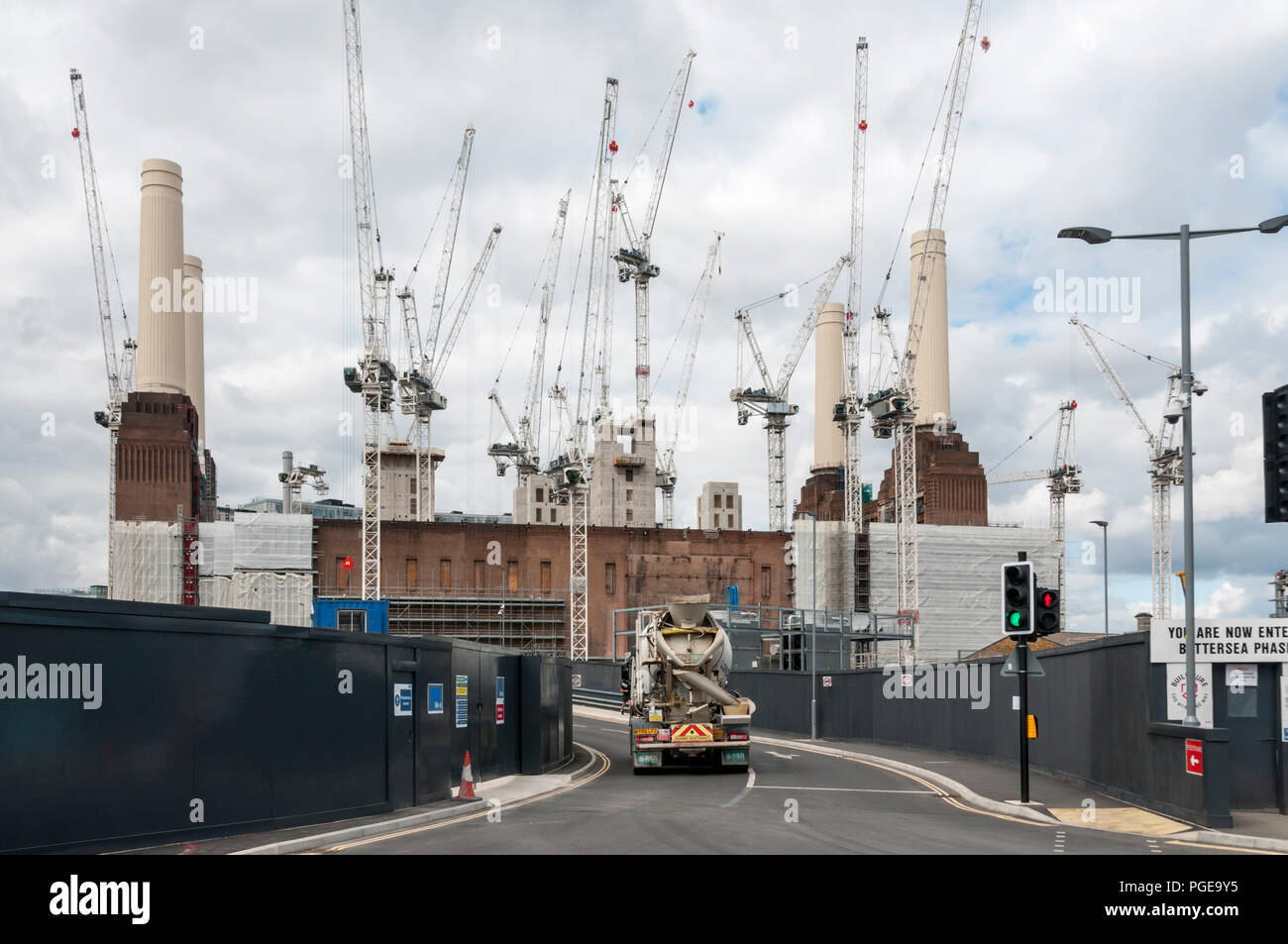 Gru a torre raggruppate intorno a Battersea Power Station con miscelatore cemento autocarro o calcestruzzo carrello entrando in sito. Foto Stock