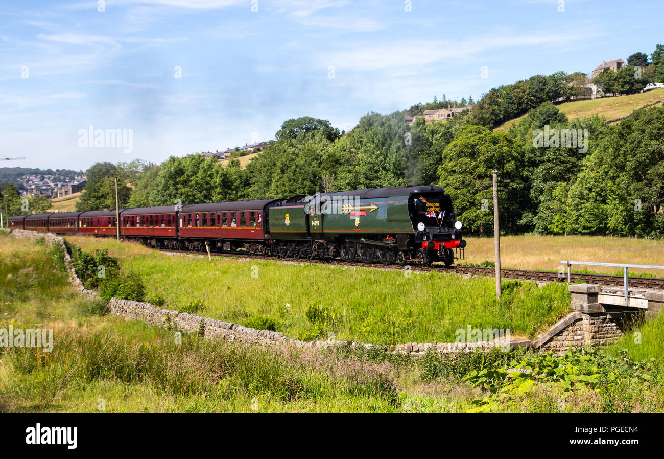 Howarth Yorkshire Inghilterra Giugno 26 2018 motore a vapore City of Wells classe 34092, 'Golden Arrow' un West Country classe 4-6-2 sulla Worth Valley Railway Foto Stock