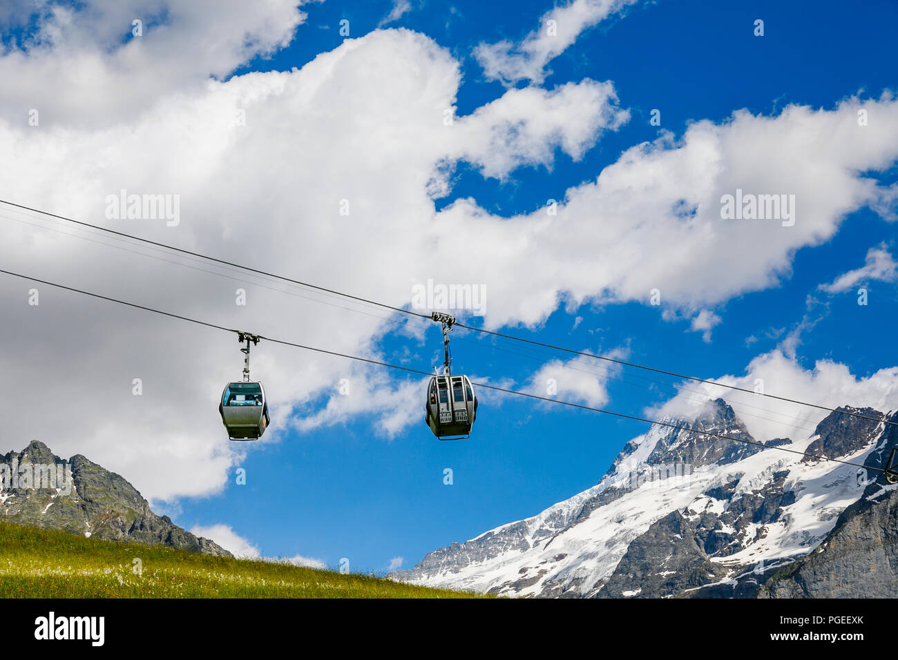 Grindelwald per primo in gondola da Bort mid-stazione, due vetture nella regione di Jungfrau dell Oberland Bernese, Alpi, Svizzera Foto Stock