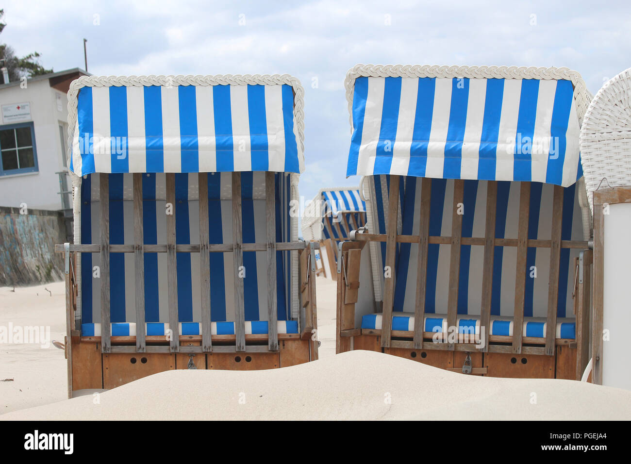 Sedie da spiaggia sulla costa del Mar Baltico in Warnemuende (Germania) Foto Stock