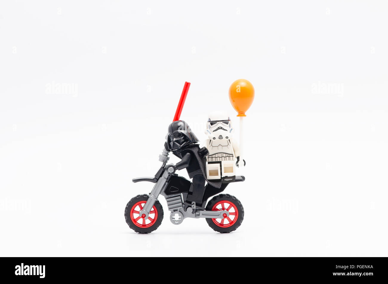 Lego Darth Vader in sella motocicletta con Storm Trooper holding palloncino. Foto Stock