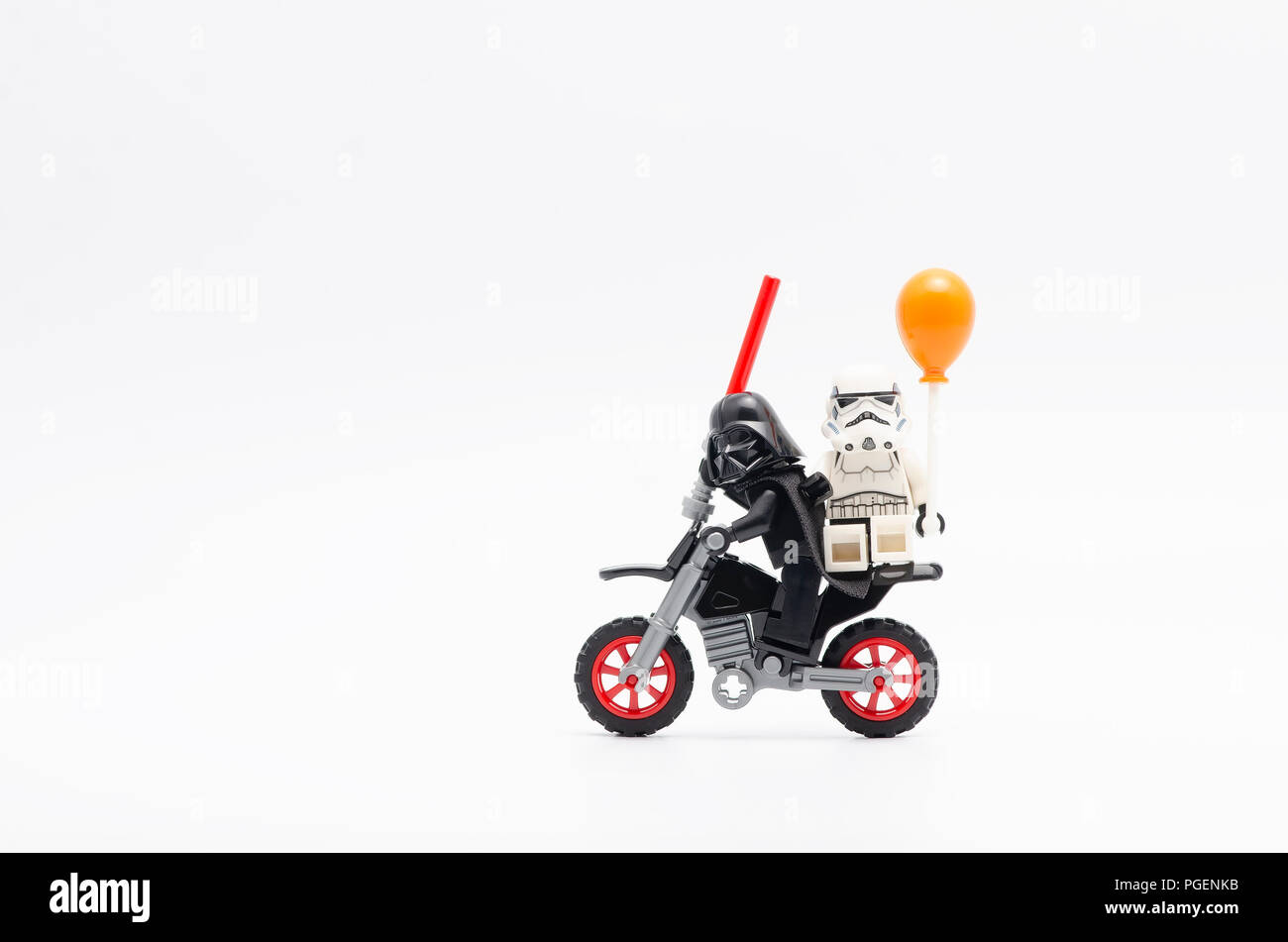 Lego Darth Vader in sella motocicletta con Storm Trooper holding palloncino. Foto Stock