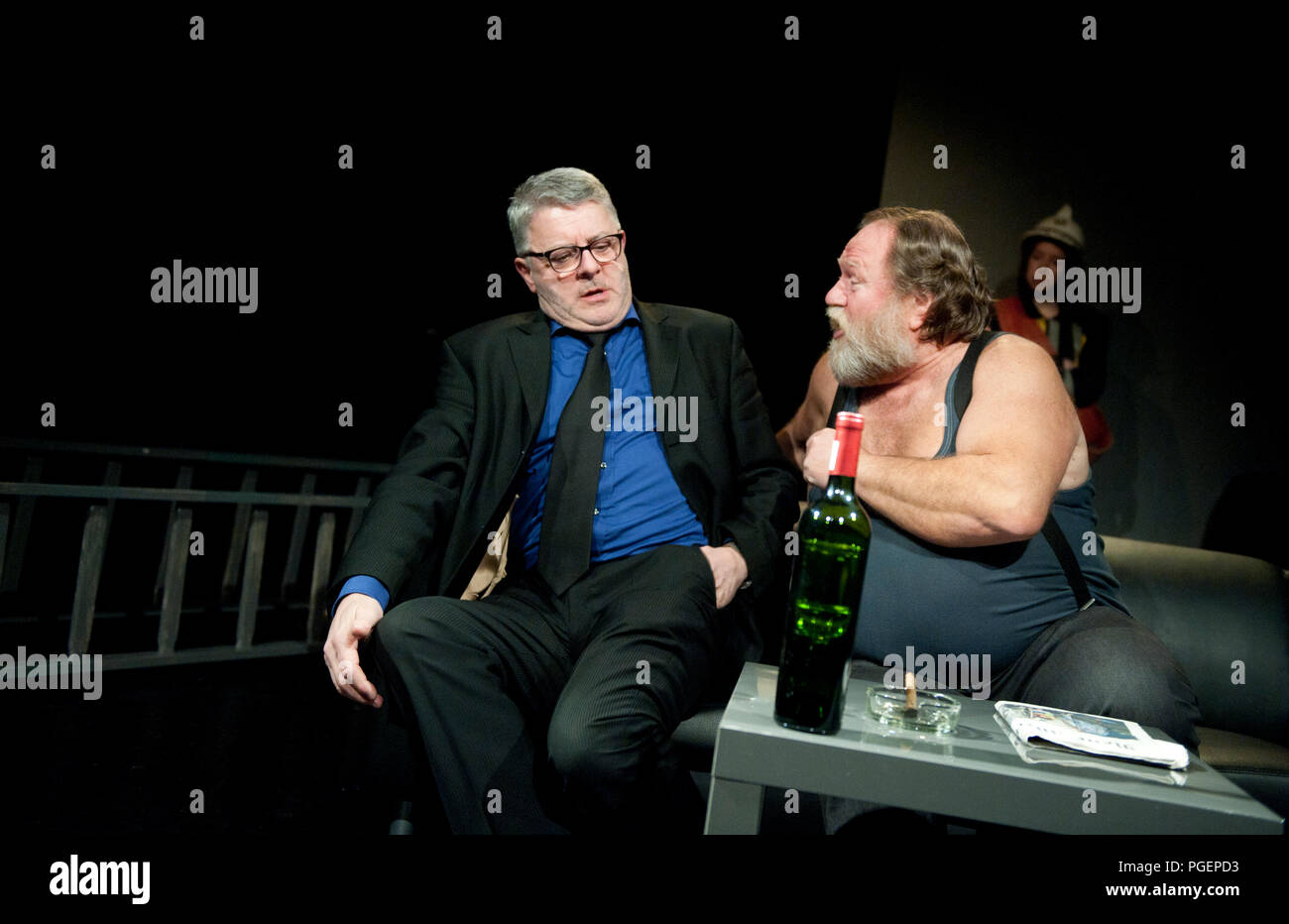 Compagnia di Teatro de Reynaertghesellen giocando Bal Van De Pompiers da Max Frisch, diretto da Chloé Heerman (Belgio, 25/02/2016) Foto Stock