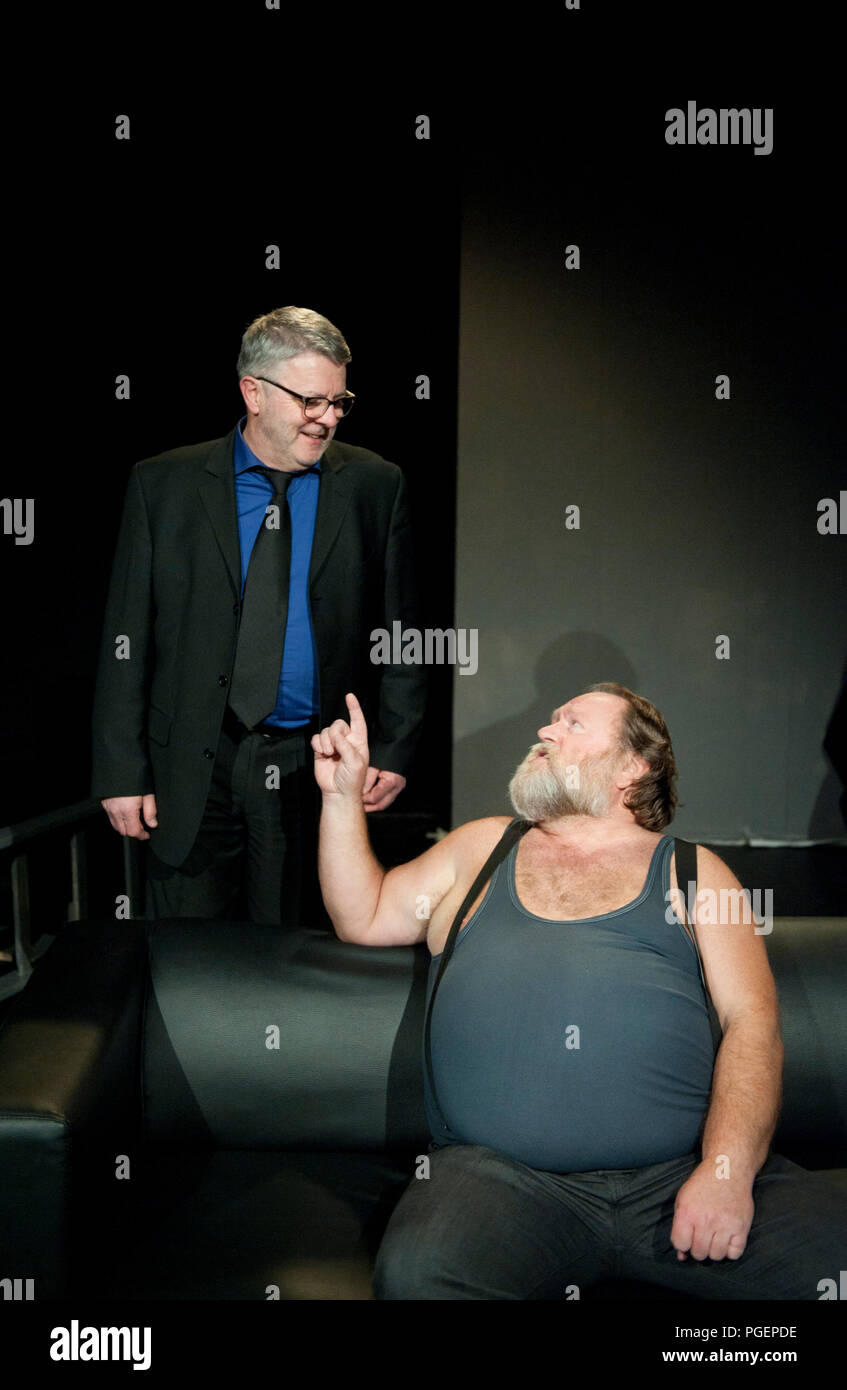 Compagnia di Teatro de Reynaertghesellen giocando Bal Van De Pompiers da Max Frisch, diretto da Chloé Heerman (Belgio, 25/02/2016) Foto Stock