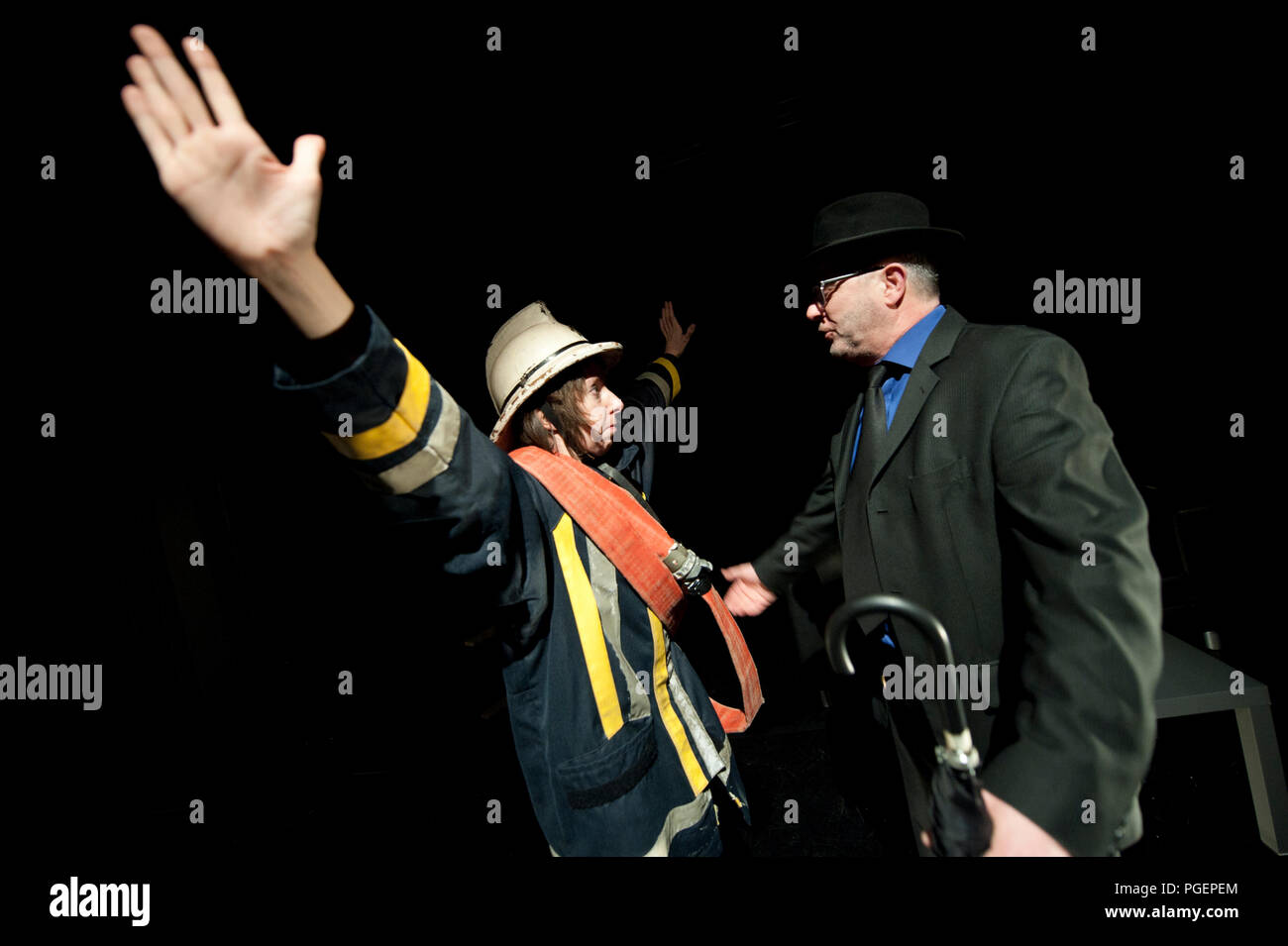 Compagnia di Teatro de Reynaertghesellen giocando Bal Van De Pompiers da Max Frisch, diretto da Chloé Heerman (Belgio, 25/02/2016) Foto Stock