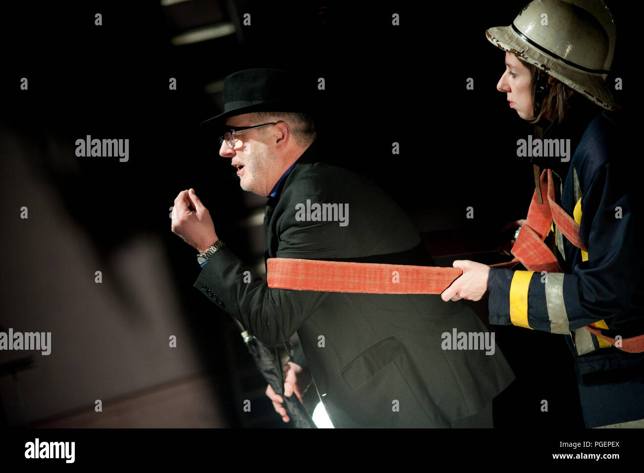 Compagnia di Teatro de Reynaertghesellen giocando Bal Van De Pompiers da Max Frisch, diretto da Chloé Heerman (Belgio, 25/02/2016) Foto Stock