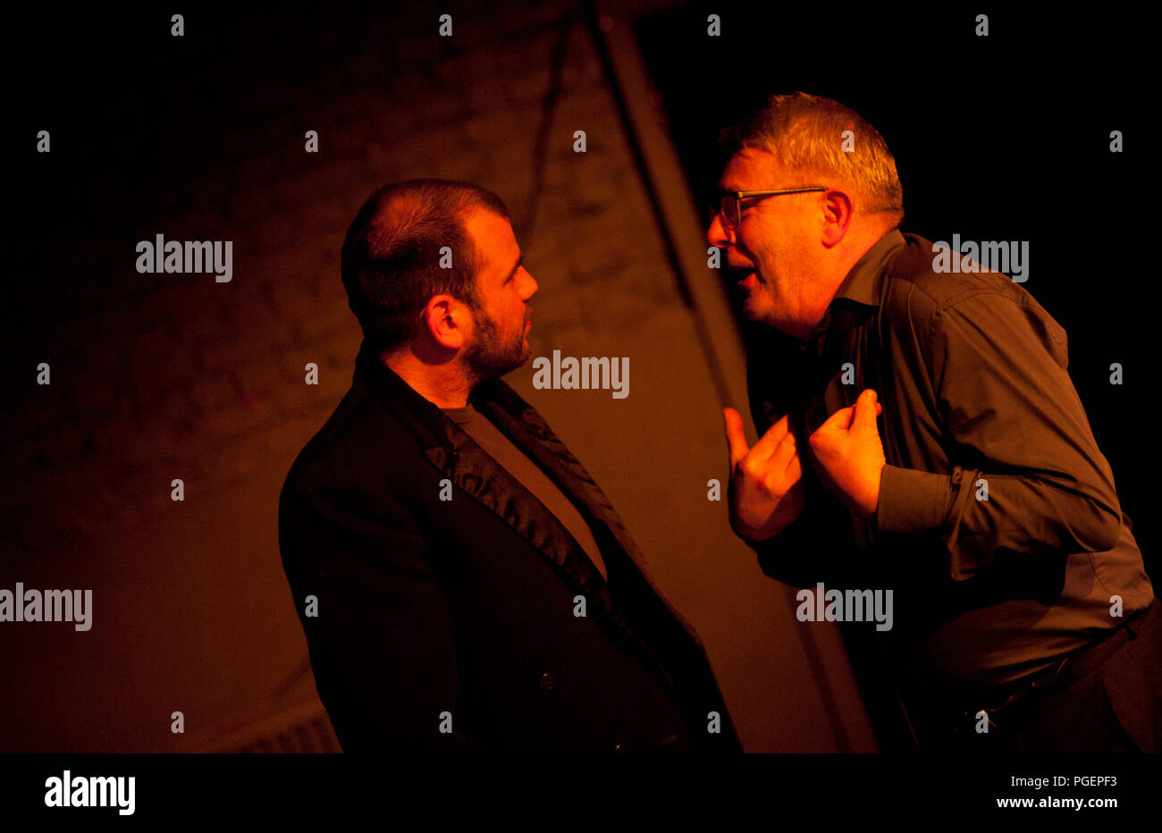 Compagnia di Teatro de Reynaertghesellen giocando Bal Van De Pompiers da Max Frisch, diretto da Chloé Heerman (Belgio, 25/02/2016) Foto Stock