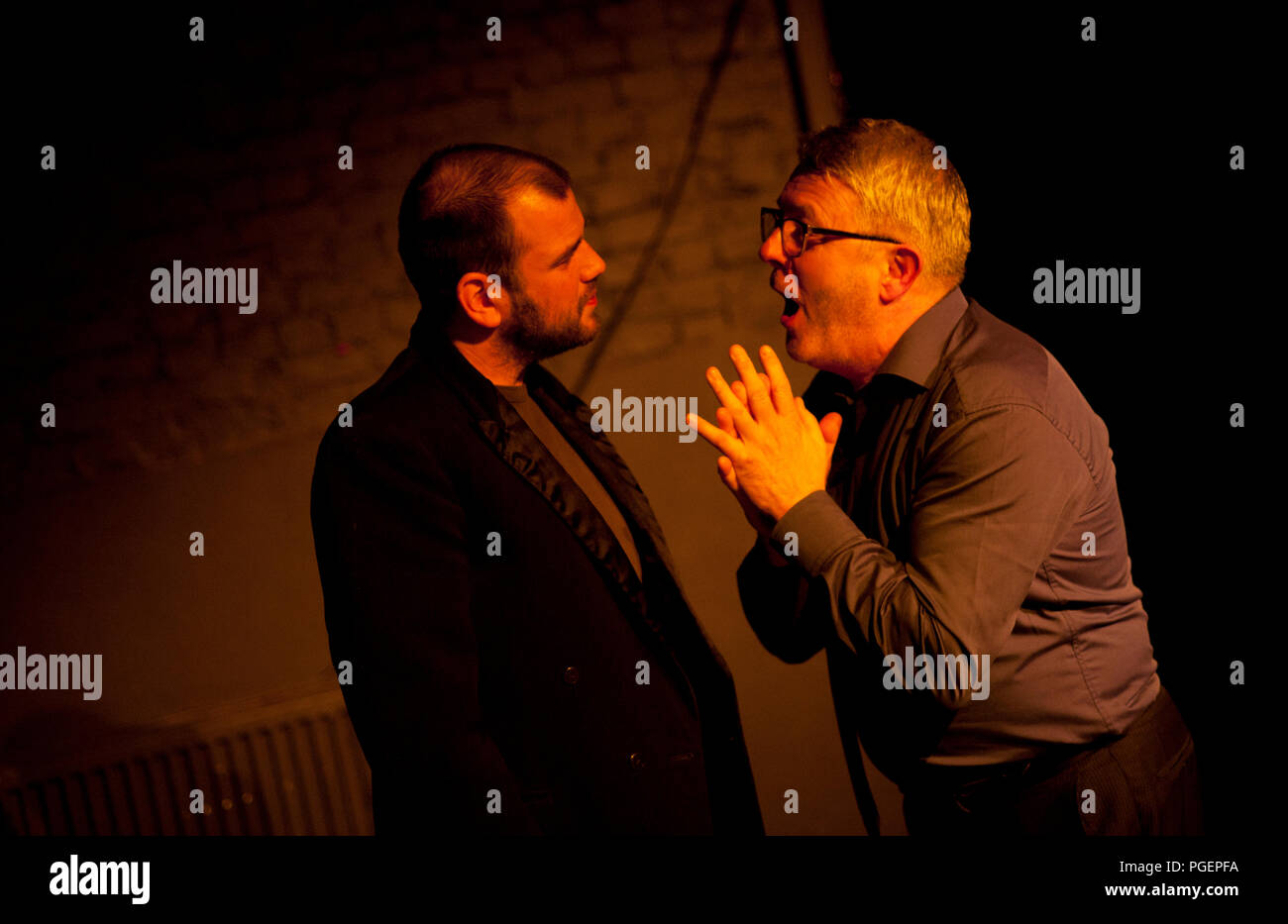 Compagnia di Teatro de Reynaertghesellen giocando Bal Van De Pompiers da Max Frisch, diretto da Chloé Heerman (Belgio, 25/02/2016) Foto Stock