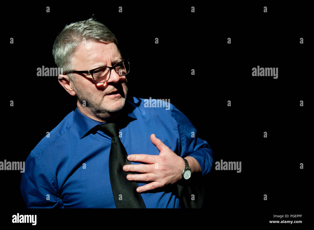 Compagnia di Teatro de Reynaertghesellen giocando Bal Van De Pompiers da Max Frisch, diretto da Chloé Heerman (Belgio, 25/02/2016) Foto Stock