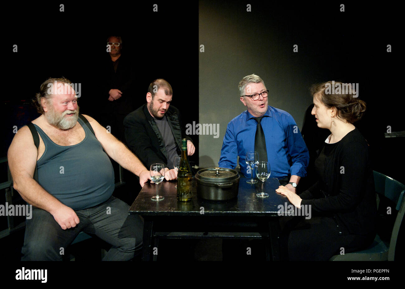 Compagnia di Teatro de Reynaertghesellen giocando Bal Van De Pompiers da Max Frisch, diretto da Chloé Heerman (Belgio, 25/02/2016) Foto Stock