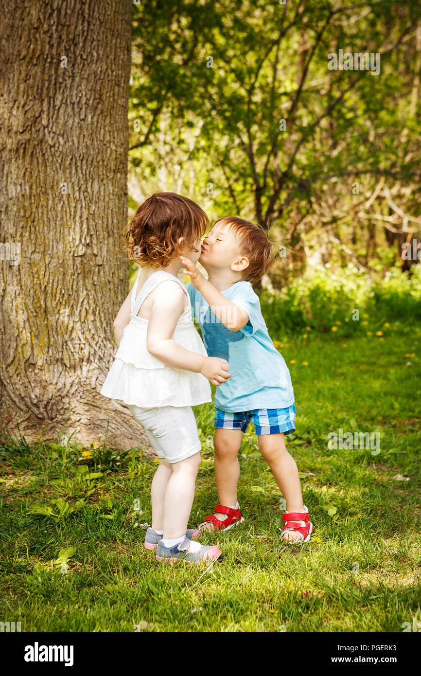 Ritratto di due simpatici adorabili bambini Bambini Bimbi abbracciando e baciando ogni altro amore amicizia nel concetto di infanzia, migliori amici per sempre Foto Stock