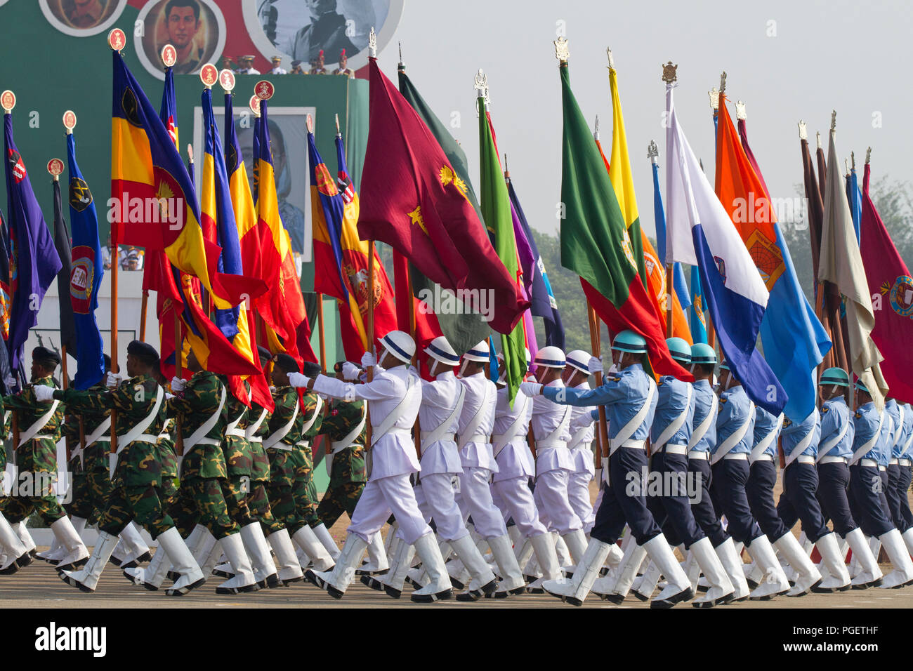 Esercito, Marina e di altre forze armate vittoria di tappa parata del giorno presso il National Parade Square. Dacca in Bangladesh. Foto Stock