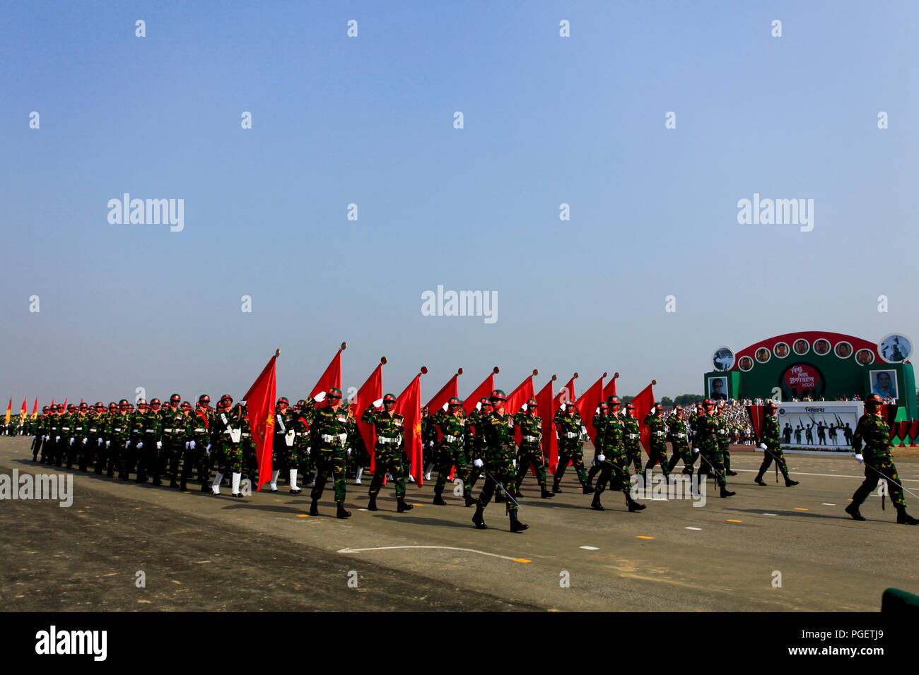 Esercito, marina, aviazione e di altre forze armate vittoria di tappa parata del giorno presso il National Parade Square. Dacca in Bangladesh. Foto Stock