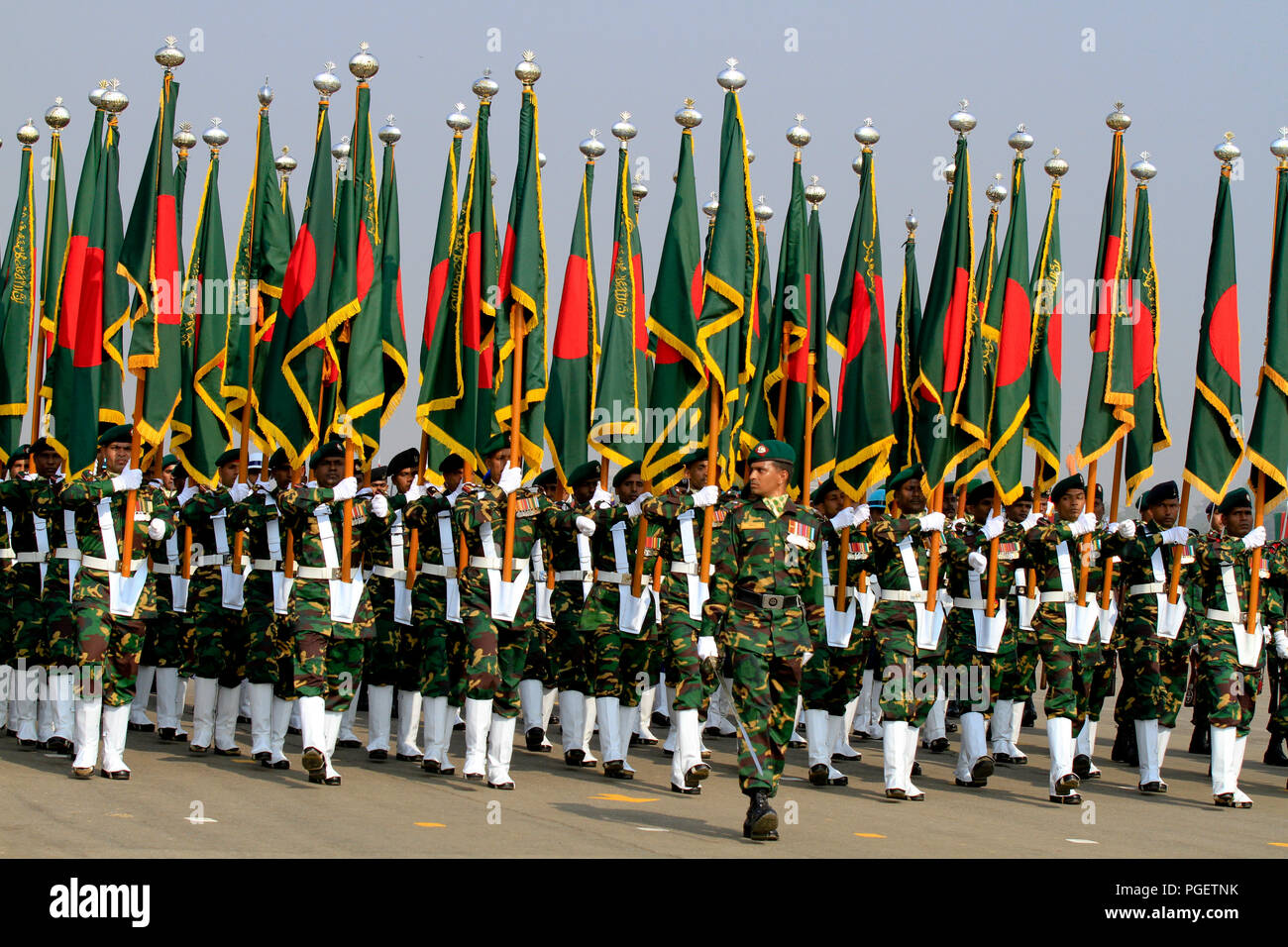 Esercito, marina, aviazione e di altre forze armate vittoria di tappa parata del giorno presso il National Parade Square. Dacca in Bangladesh. Foto Stock