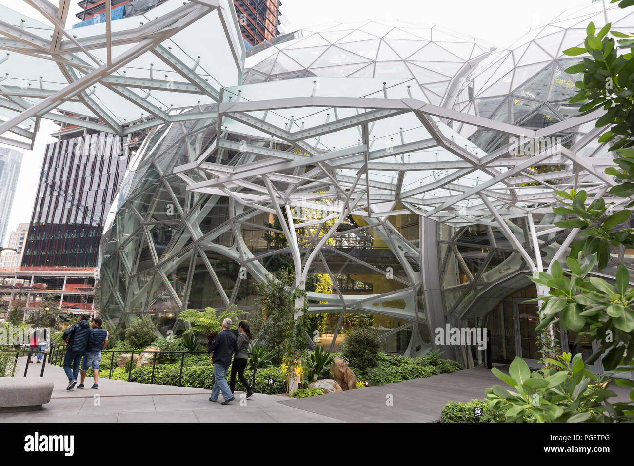 Seattle, Washington: un gruppo di visitatori presso le sfere di Amazon su  Amazon campus metropolitano. Le strutture geodetiche house spazio office,  retail e un bo Foto stock - Alamy