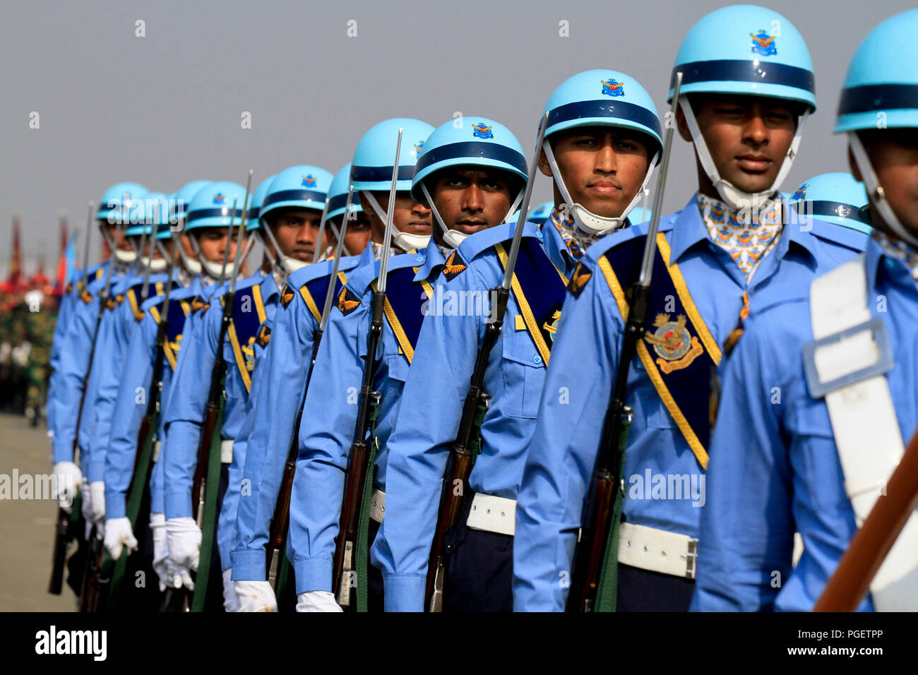 Esercito, marina, aviazione e di altre forze armate vittoria di tappa parata del giorno presso il National Parade Square. Dacca in Bangladesh. Foto Stock