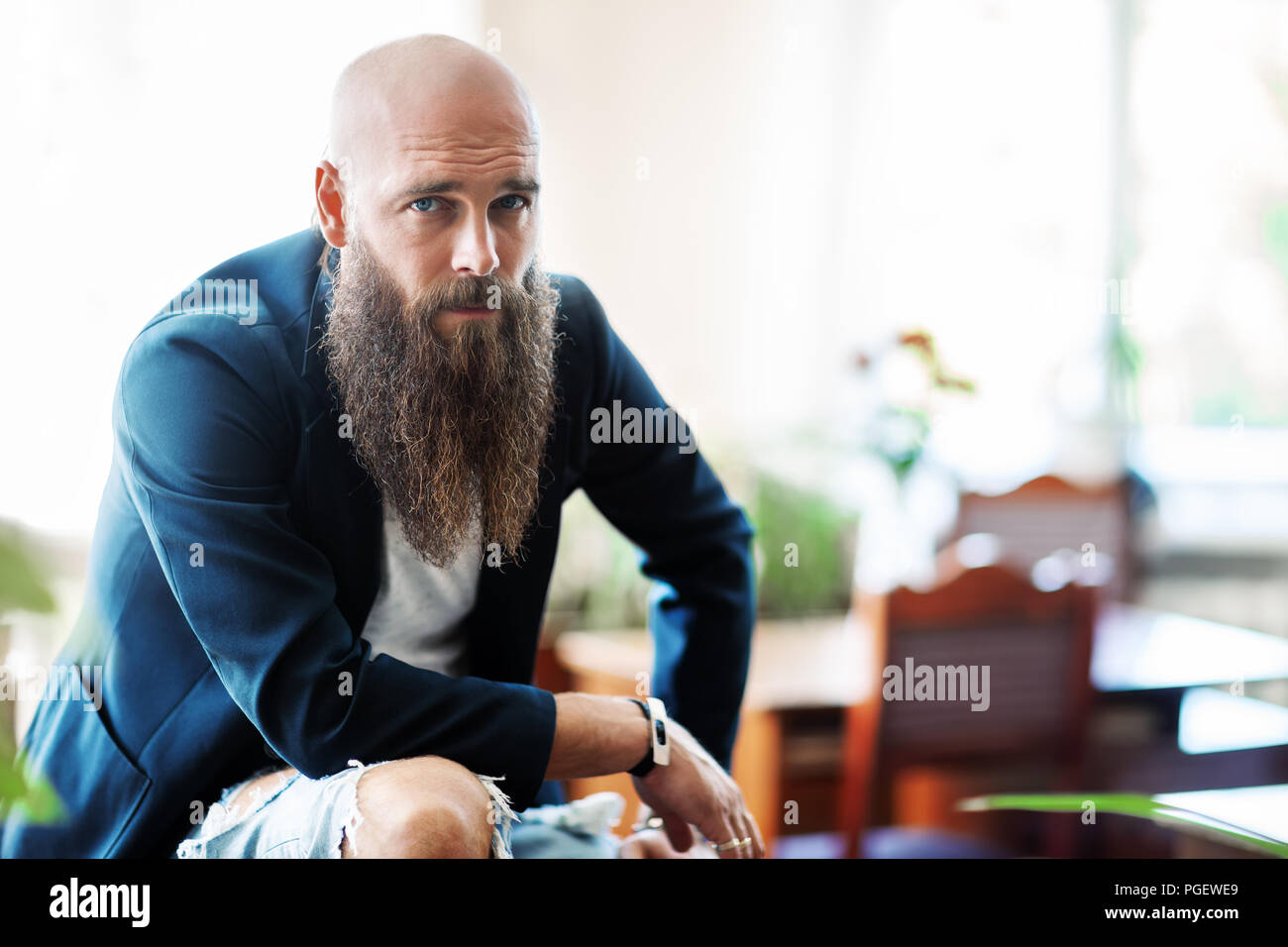 Ritratto di barbuto bello fiducioso l'uomo. Hipster lifestyle Foto Stock