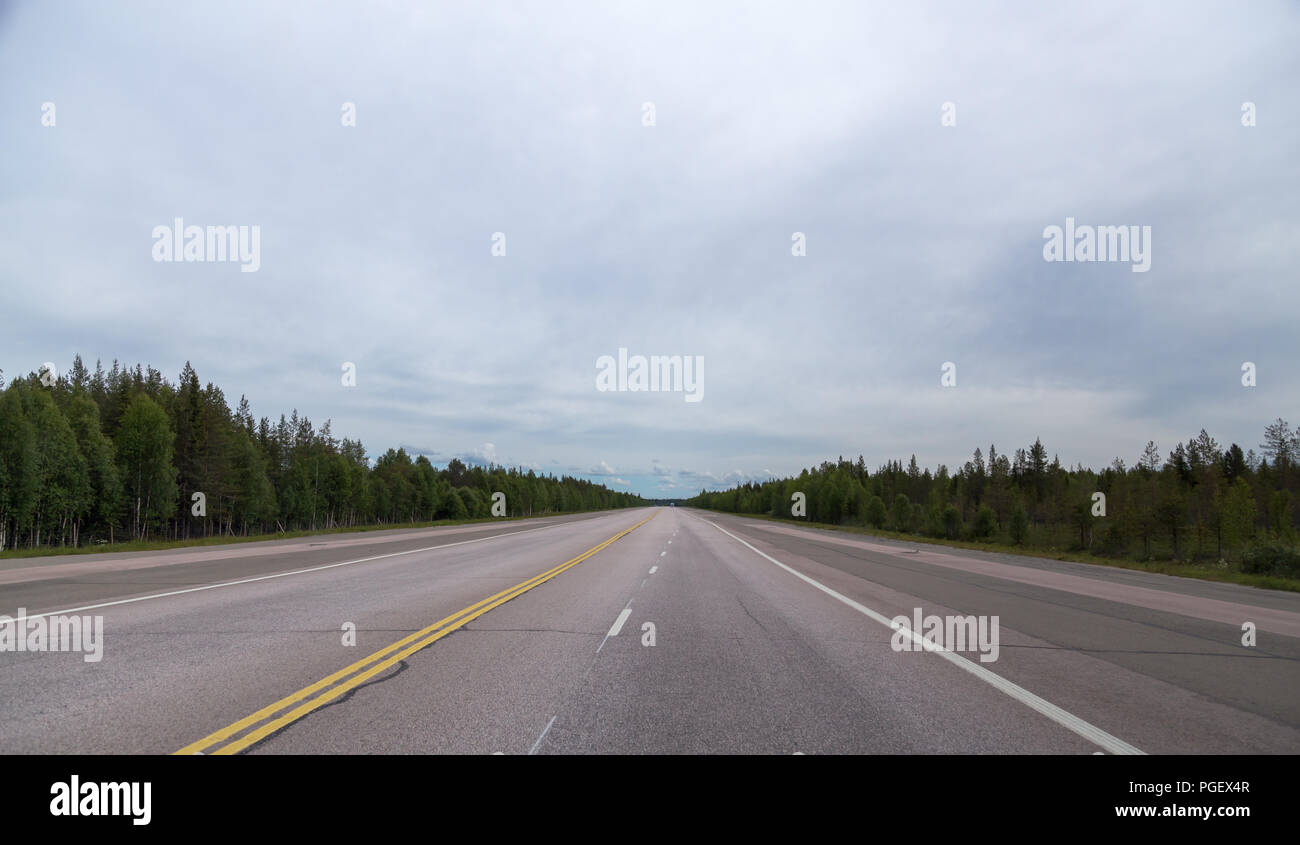 La Lapponia Finlandia, ampia strada che è un atterraggio di emergenza posto per gli aerei in un giorno di estate Foto Stock