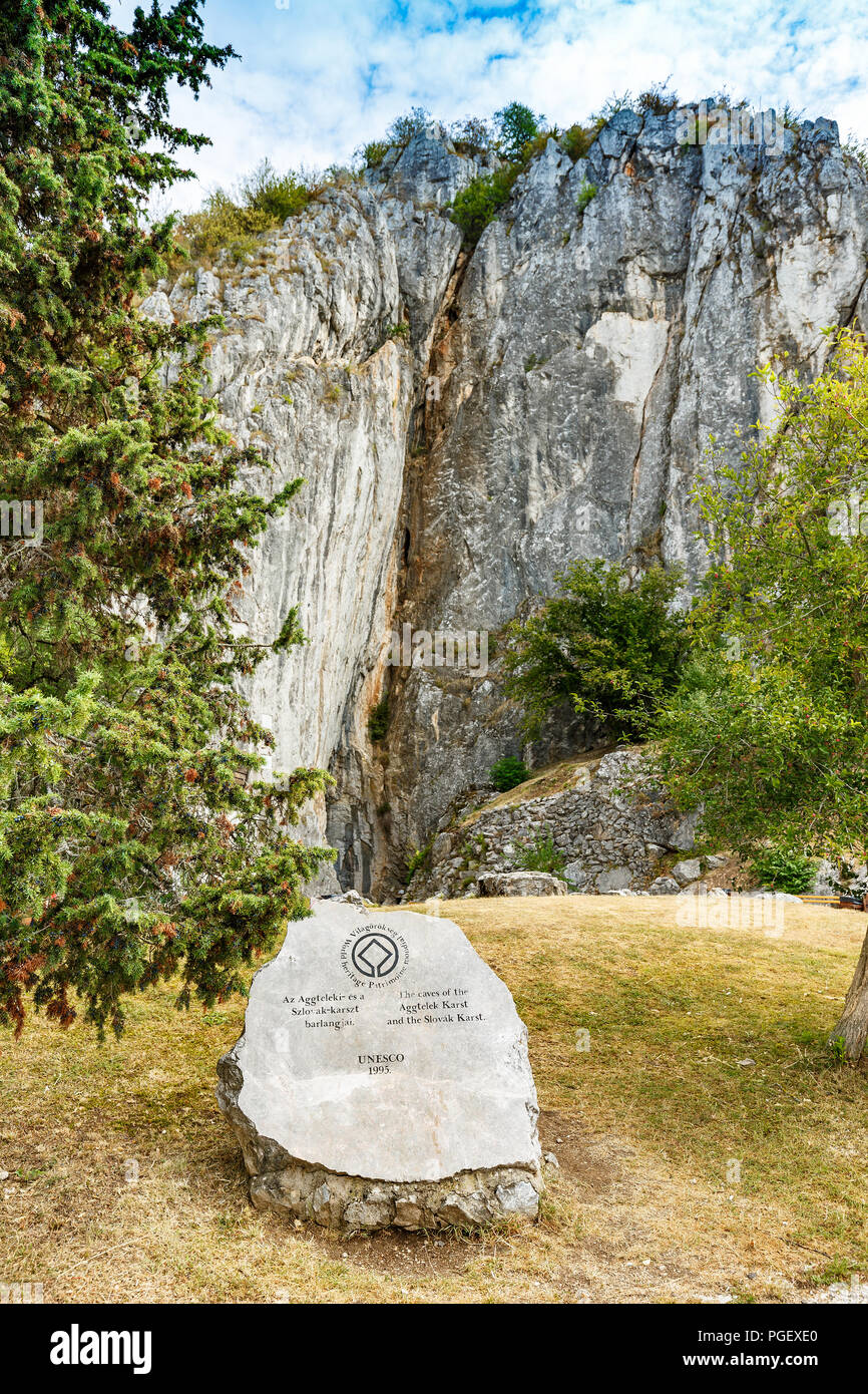 Memorial rock e ingresso alle grotte Baradla, Ungheria Foto Stock