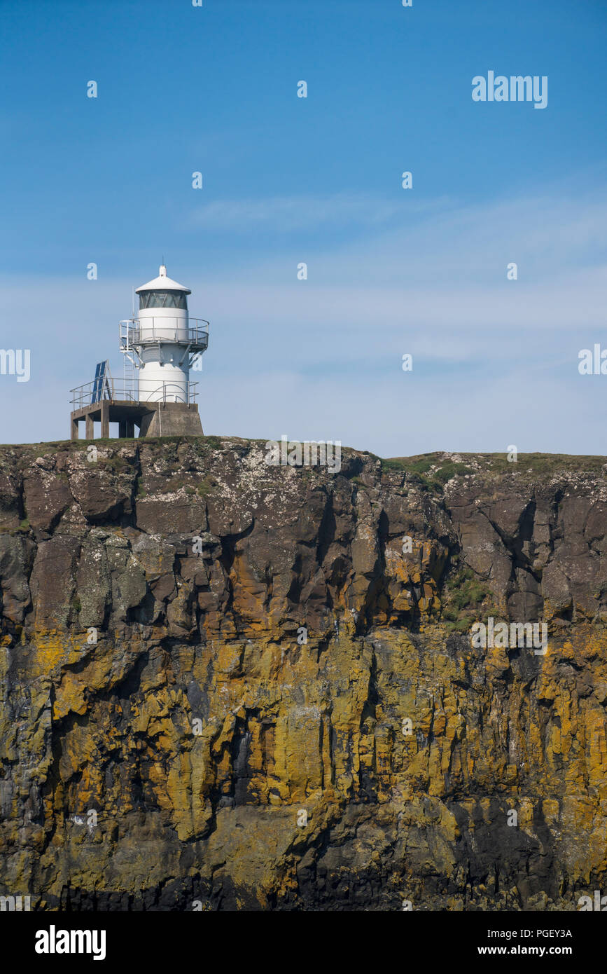Un piccolo faro sulla isola di canna. Canna è la più occidentale delle piccole isole arcipelago, in scozzesi Ebridi Interne. Foto Stock